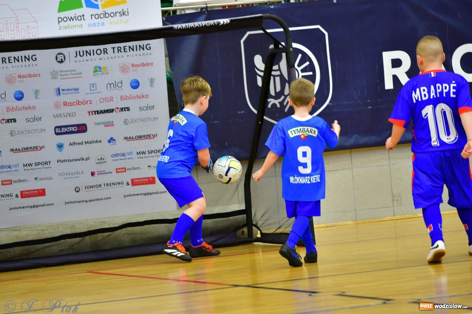 Zdjęcie w galerii na portalu naszwodzislaw.com: Junior Futsal Cup. Zmagania skrzatów z regionu w Raciborzu [FOTO] wiadomości z regionu