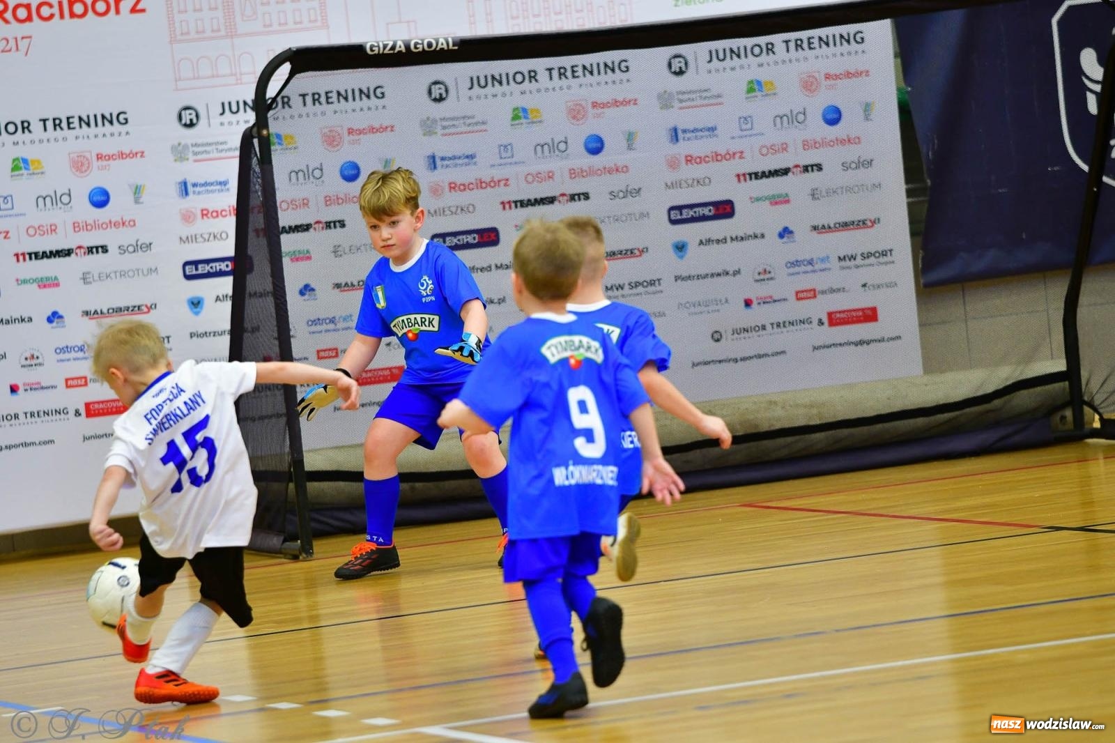 Zdjęcie w galerii na portalu naszwodzislaw.com: Junior Futsal Cup. Zmagania skrzatów z regionu w Raciborzu [FOTO] wiadomości z regionu