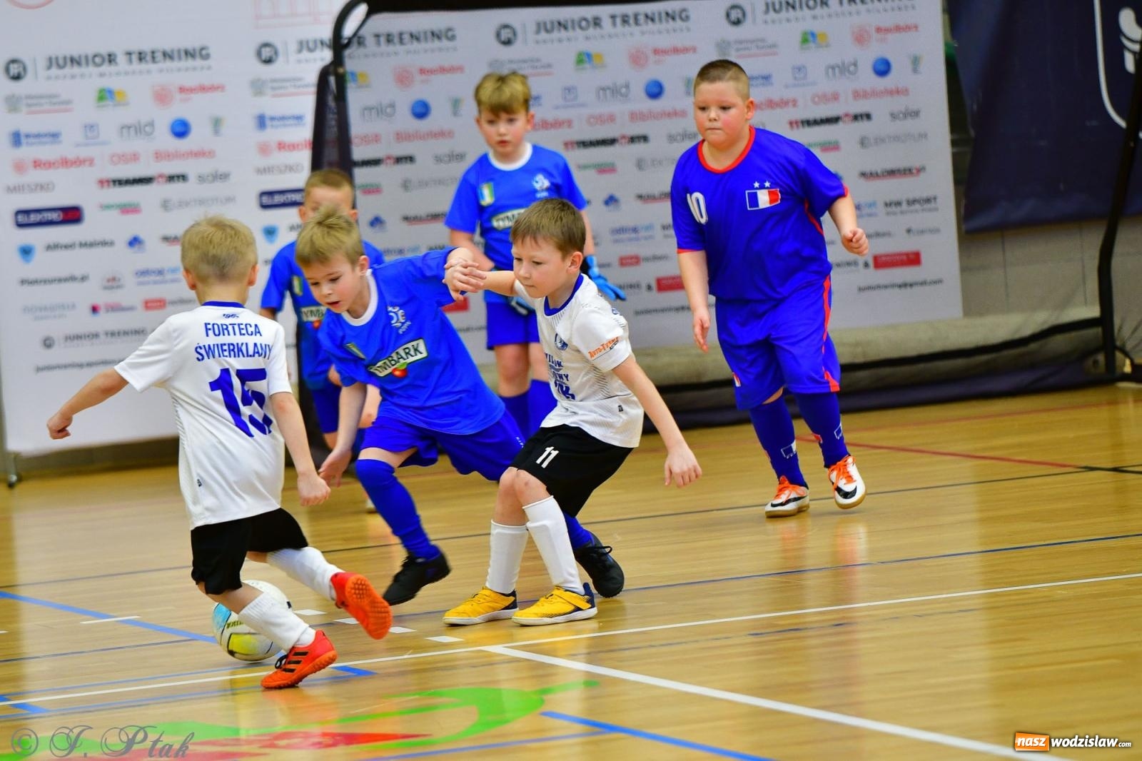 Zdjęcie w galerii na portalu naszwodzislaw.com: Junior Futsal Cup. Zmagania skrzatów z regionu w Raciborzu [FOTO] wiadomości z regionu