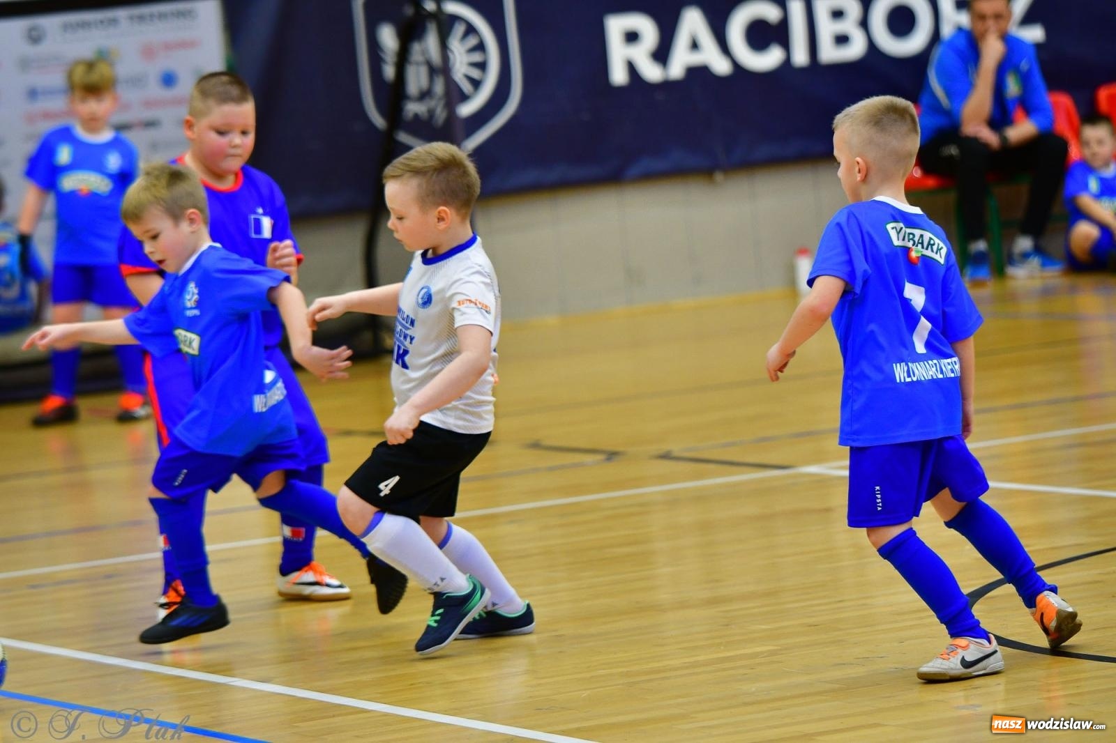 Zdjęcie w galerii na portalu naszwodzislaw.com: Junior Futsal Cup. Zmagania skrzatów z regionu w Raciborzu [FOTO] wiadomości z regionu