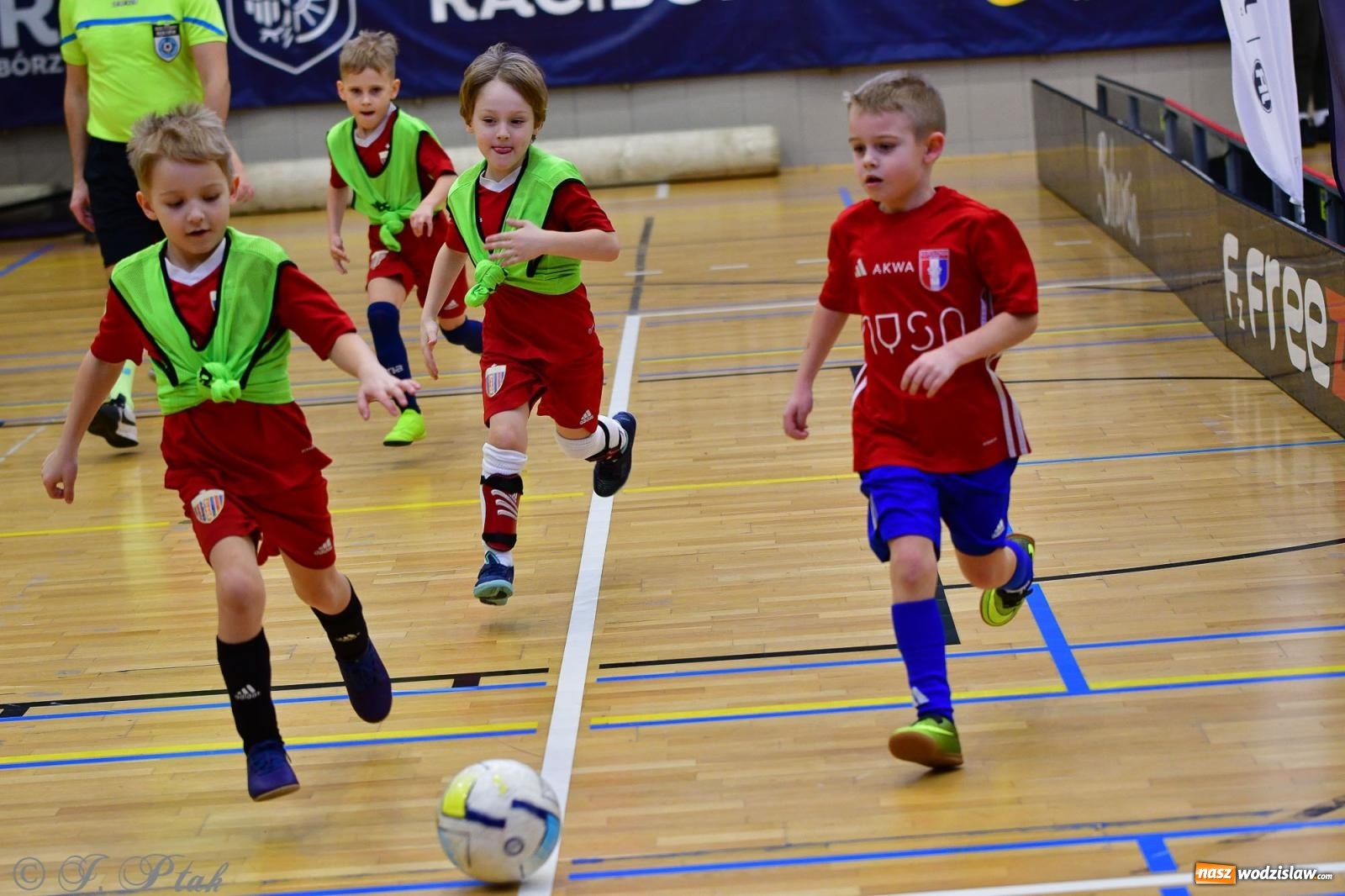 Zdjęcie w galerii na portalu naszwodzislaw.com: Junior Futsal Cup. Zmagania skrzatów z regionu w Raciborzu [FOTO] wiadomości z regionu