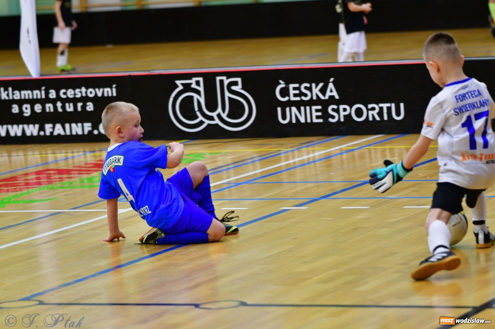 Zdjęcie w galerii na portalu naszwodzislaw.com: Junior Futsal Cup. Zmagania skrzatów z regionu w Raciborzu [FOTO] wiadomości z regionu