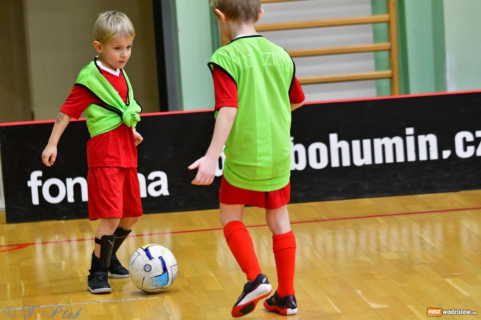 Zdjęcie w galerii na portalu naszwodzislaw.com: Junior Futsal Cup. Zmagania skrzatów z regionu w Raciborzu [FOTO] wiadomości z regionu