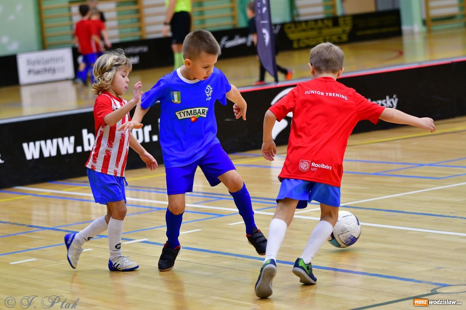 Zdjęcie w galerii na portalu naszwodzislaw.com: Junior Futsal Cup. Zmagania skrzatów z regionu w Raciborzu [FOTO] wiadomości z regionu