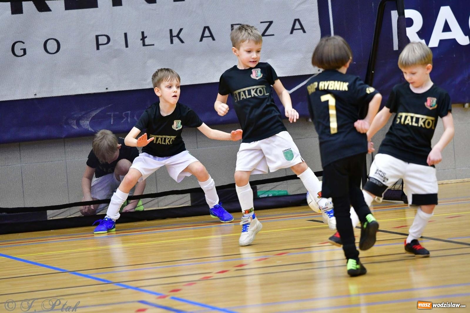 Zdjęcie w galerii na portalu naszwodzislaw.com: Junior Futsal Cup. Zmagania skrzatów z regionu w Raciborzu [FOTO] wiadomości z regionu