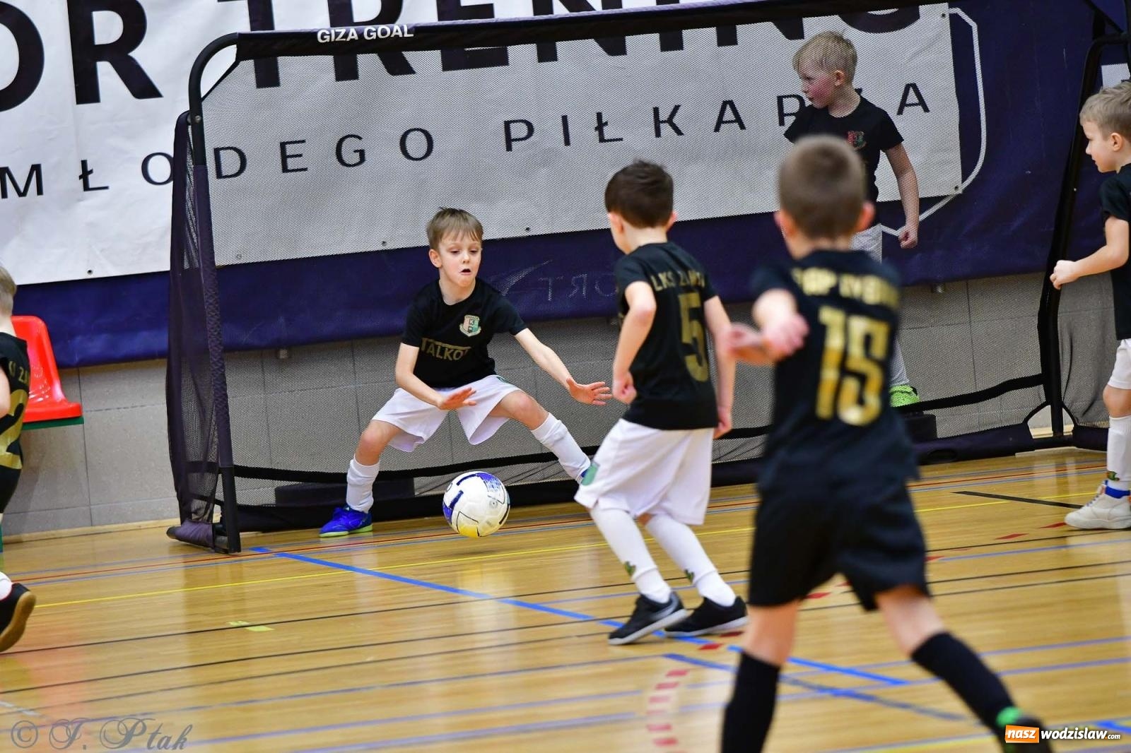 Zdjęcie w galerii na portalu naszwodzislaw.com: Junior Futsal Cup. Zmagania skrzatów z regionu w Raciborzu [FOTO] wiadomości z regionu