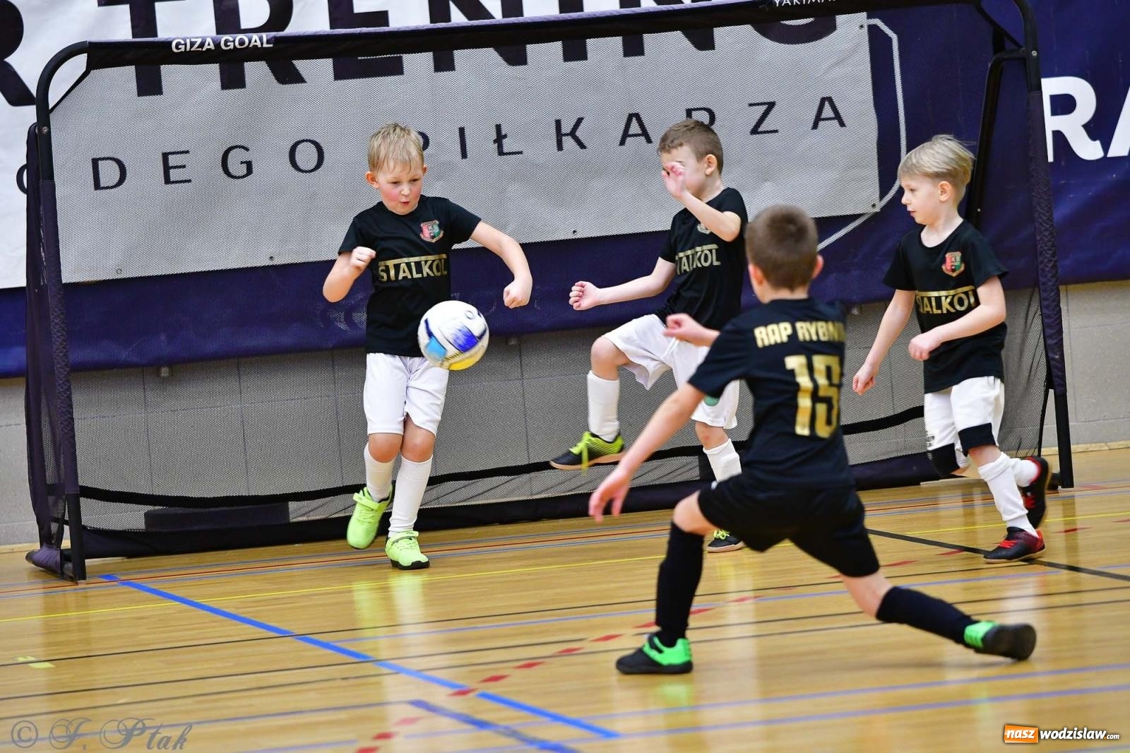 Zdjęcie w galerii na portalu naszwodzislaw.com: Junior Futsal Cup. Zmagania skrzatów z regionu w Raciborzu [FOTO] wiadomości z regionu