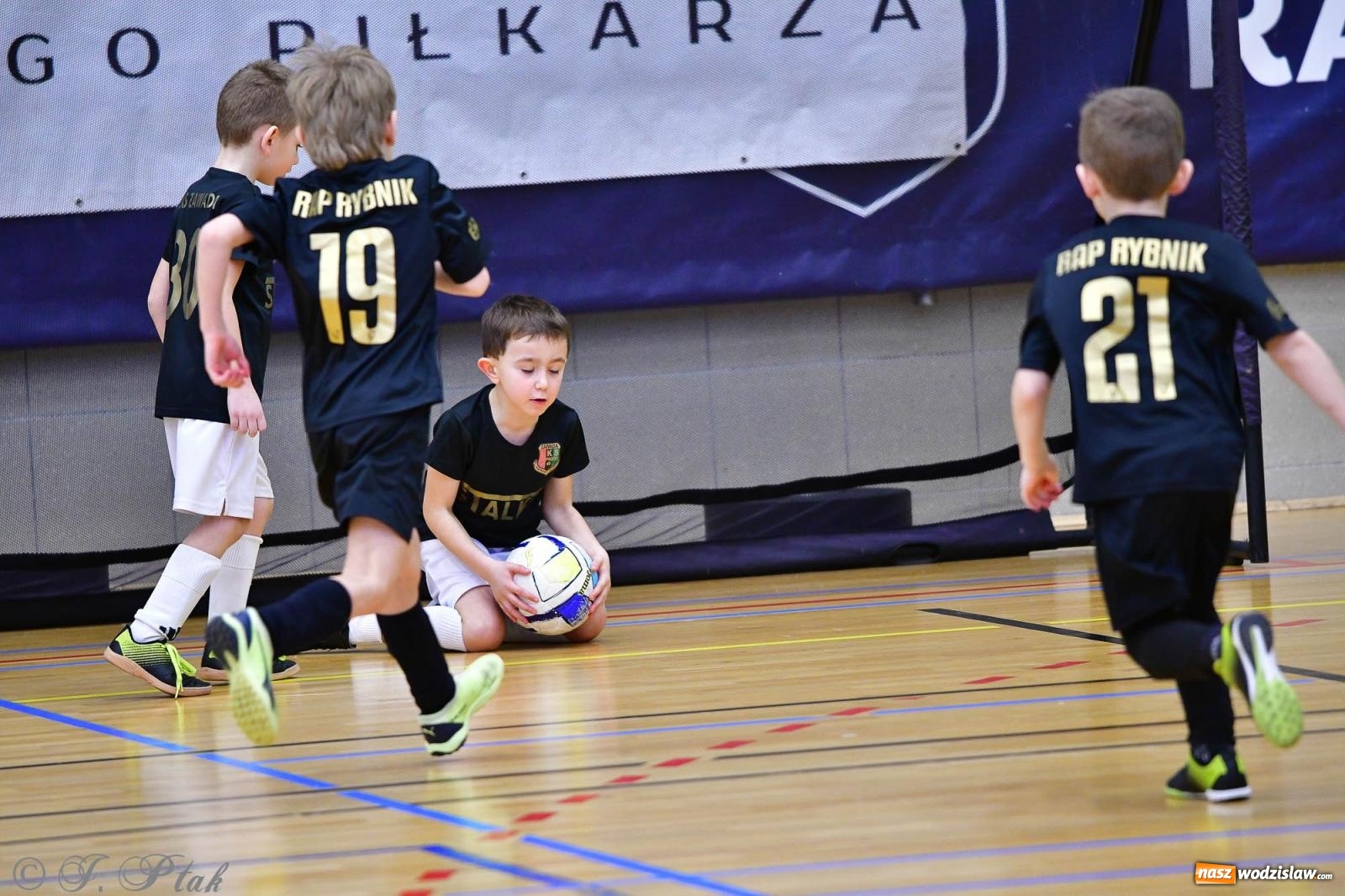 Zdjęcie w galerii na portalu naszwodzislaw.com: Junior Futsal Cup. Zmagania skrzatów z regionu w Raciborzu [FOTO] wiadomości z regionu
