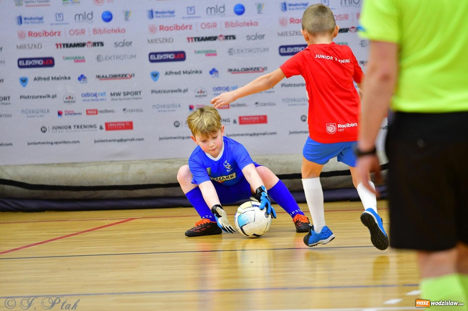 Zdjęcie w galerii na portalu naszwodzislaw.com: Junior Futsal Cup. Zmagania skrzatów z regionu w Raciborzu [FOTO] wiadomości z regionu