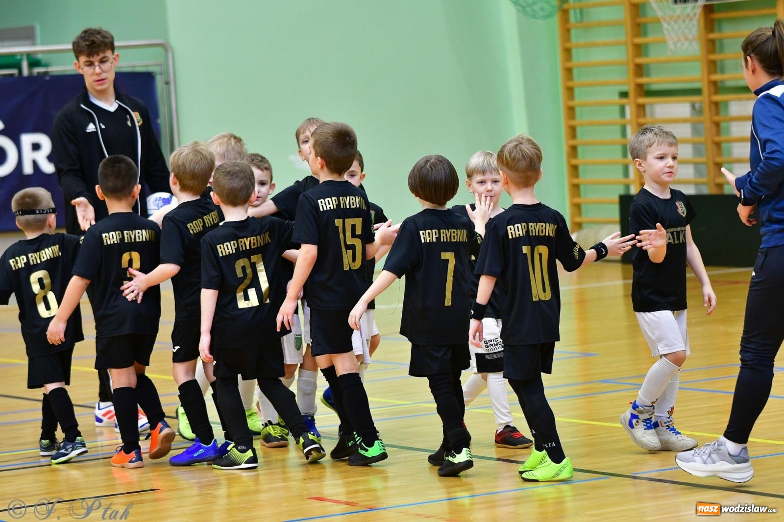 Zdjęcie w galerii na portalu naszwodzislaw.com: Junior Futsal Cup. Zmagania skrzatów z regionu w Raciborzu [FOTO] wiadomości z regionu