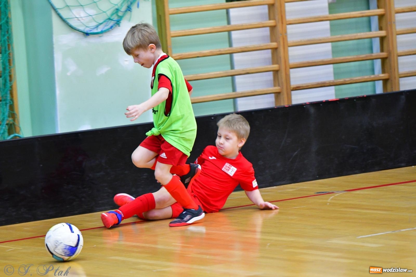 Zdjęcie w galerii na portalu naszwodzislaw.com: Junior Futsal Cup. Zmagania skrzatów z regionu w Raciborzu [FOTO] wiadomości z regionu