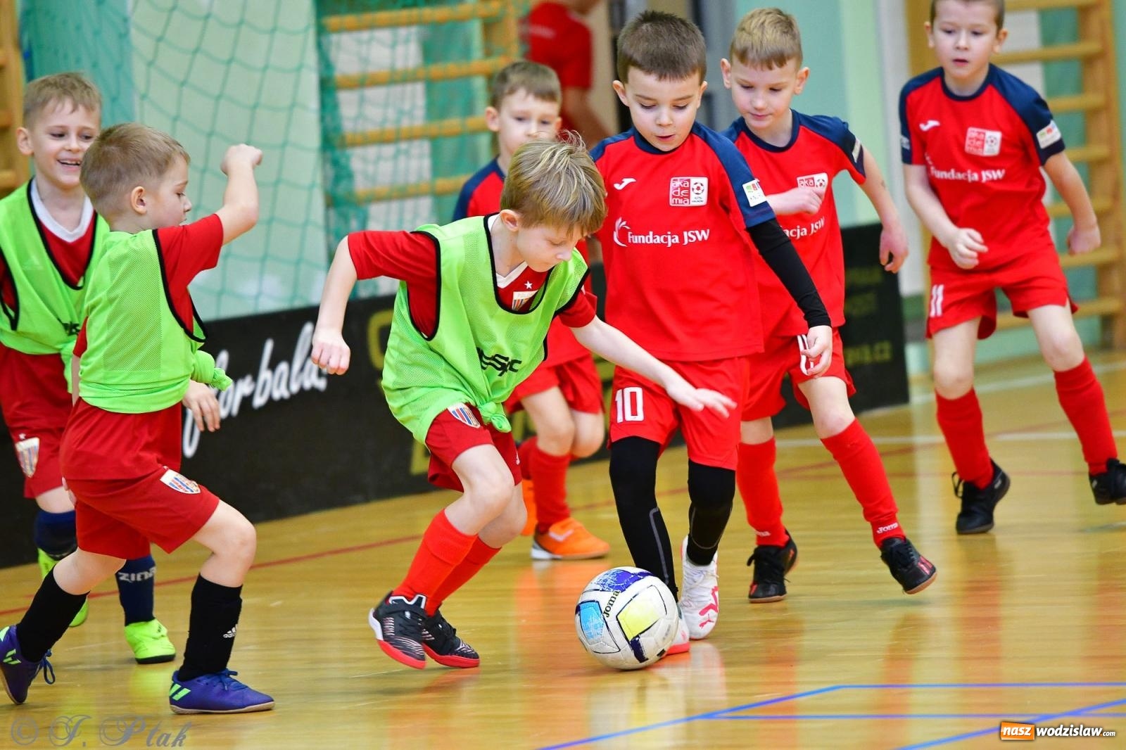 Zdjęcie w galerii na portalu naszwodzislaw.com: Junior Futsal Cup. Zmagania skrzatów z regionu w Raciborzu [FOTO] wiadomości z regionu