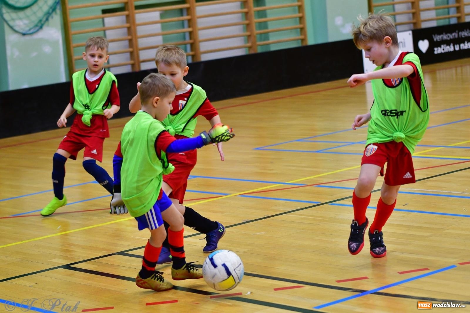 Zdjęcie w galerii na portalu naszwodzislaw.com: Junior Futsal Cup. Zmagania skrzatów z regionu w Raciborzu [FOTO] wiadomości z regionu