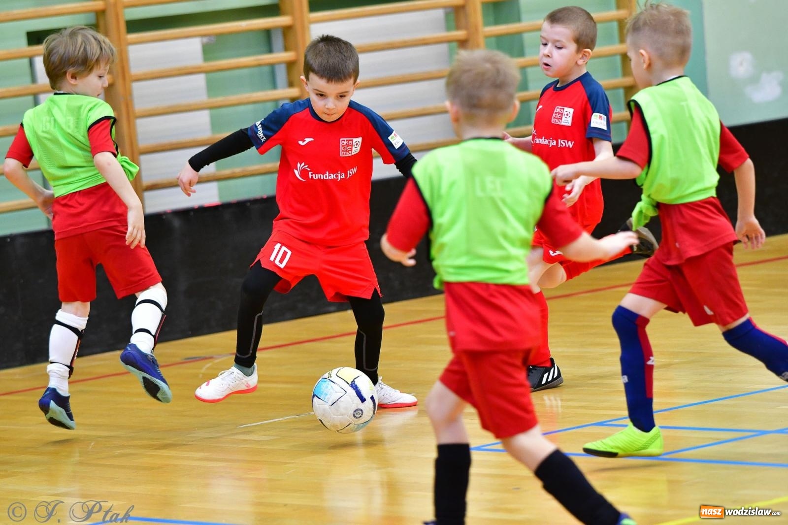 Zdjęcie w galerii na portalu naszwodzislaw.com: Junior Futsal Cup. Zmagania skrzatów z regionu w Raciborzu [FOTO] wiadomości z regionu