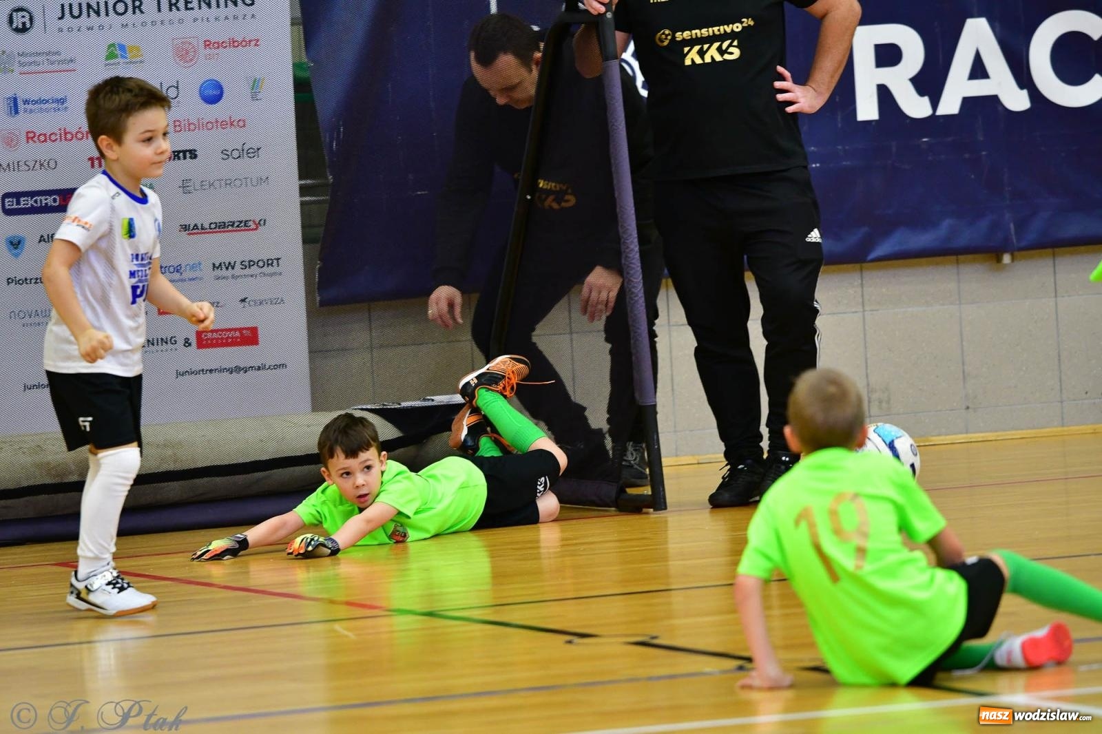 Zdjęcie w galerii na portalu naszwodzislaw.com: Junior Futsal Cup. Zmagania skrzatów z regionu w Raciborzu [FOTO] wiadomości z regionu