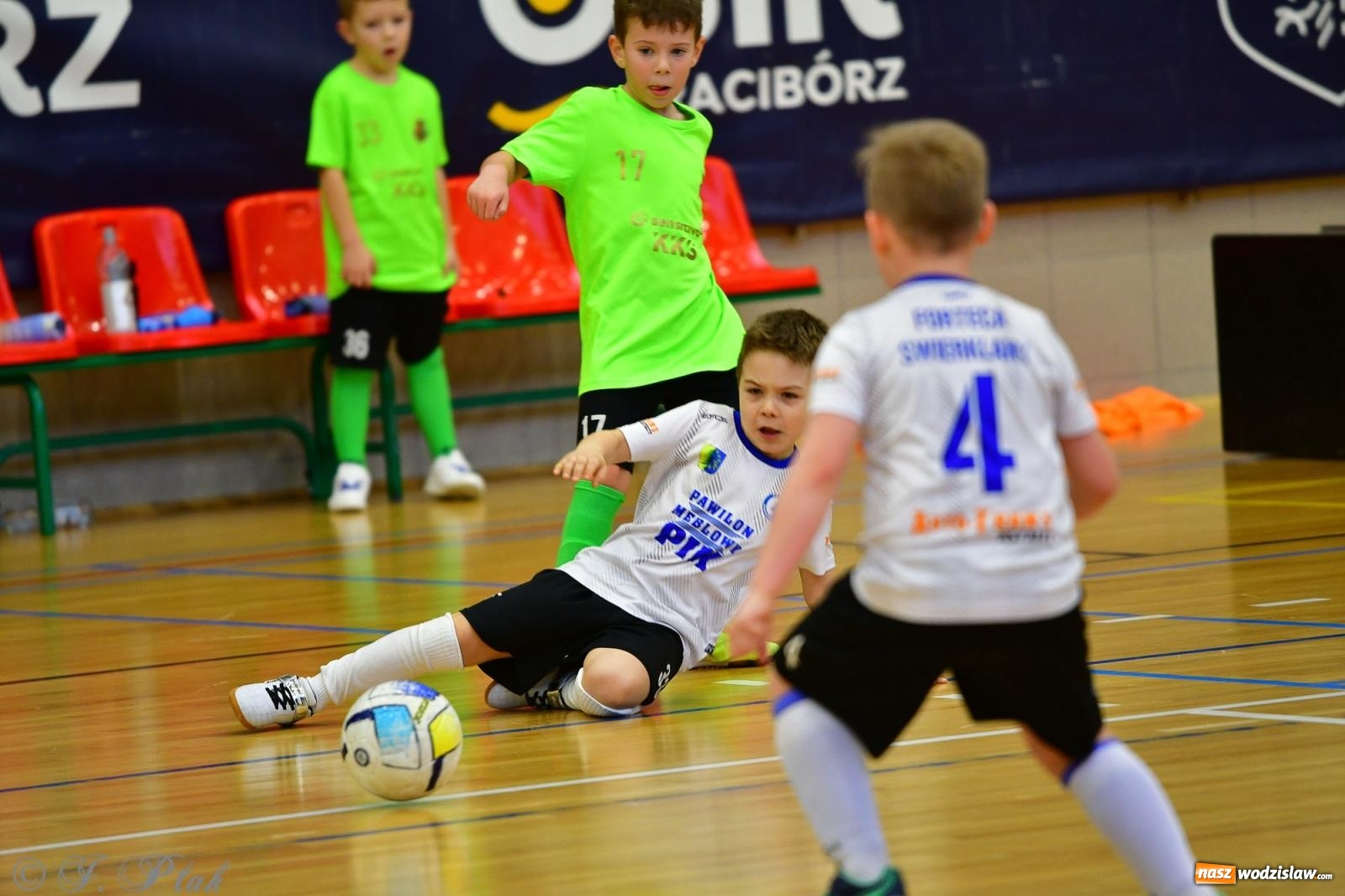 Zdjęcie w galerii na portalu naszwodzislaw.com: Junior Futsal Cup. Zmagania skrzatów z regionu w Raciborzu [FOTO] wiadomości z regionu
