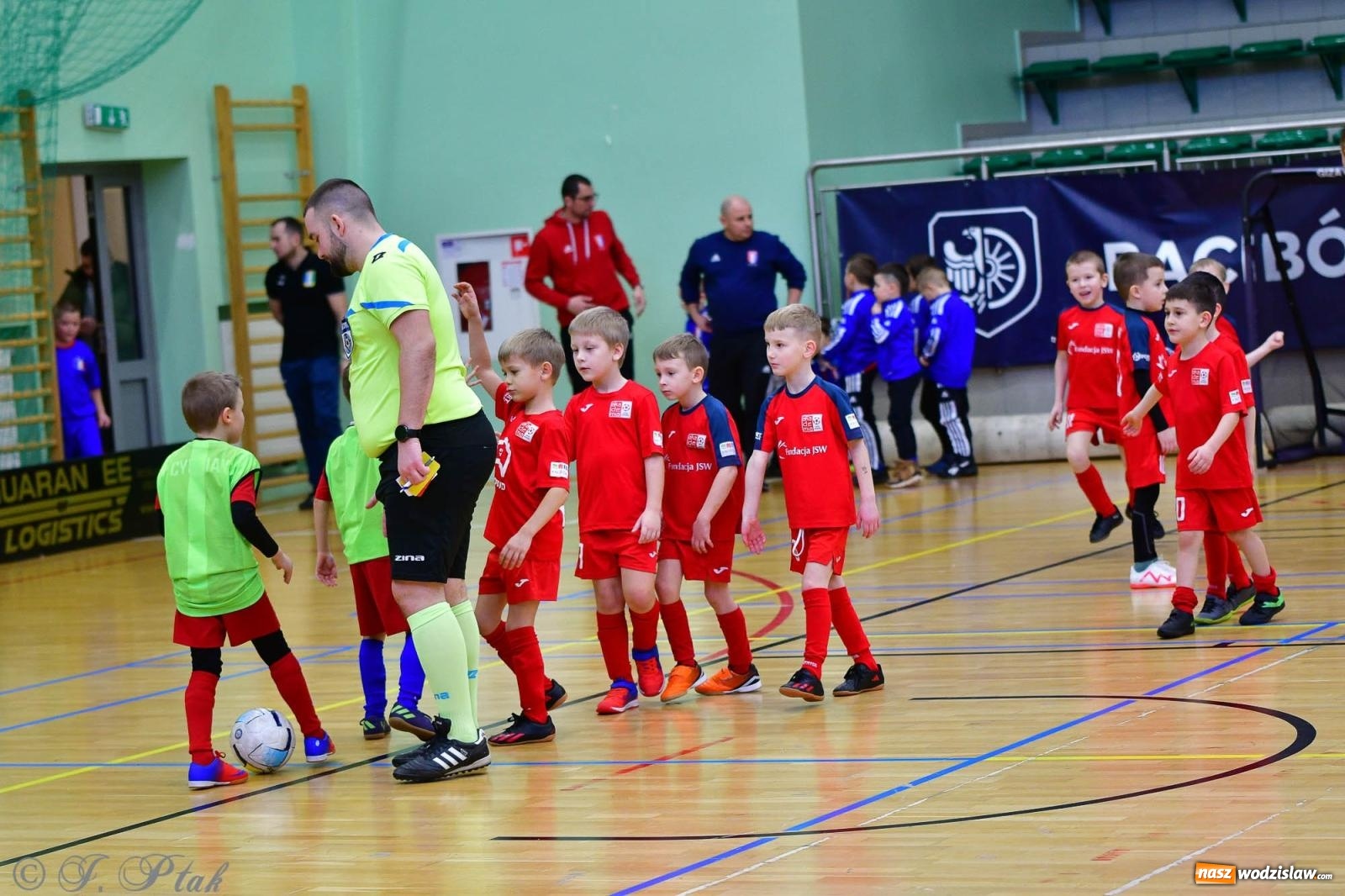 Zdjęcie w galerii na portalu naszwodzislaw.com: Junior Futsal Cup. Zmagania skrzatów z regionu w Raciborzu [FOTO] wiadomości z regionu