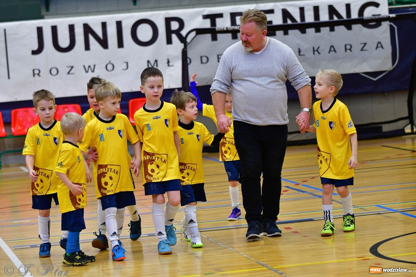 Zdjęcie w galerii na portalu naszwodzislaw.com: Junior Futsal Cup. Zmagania skrzatów z regionu w Raciborzu [FOTO] wiadomości z regionu