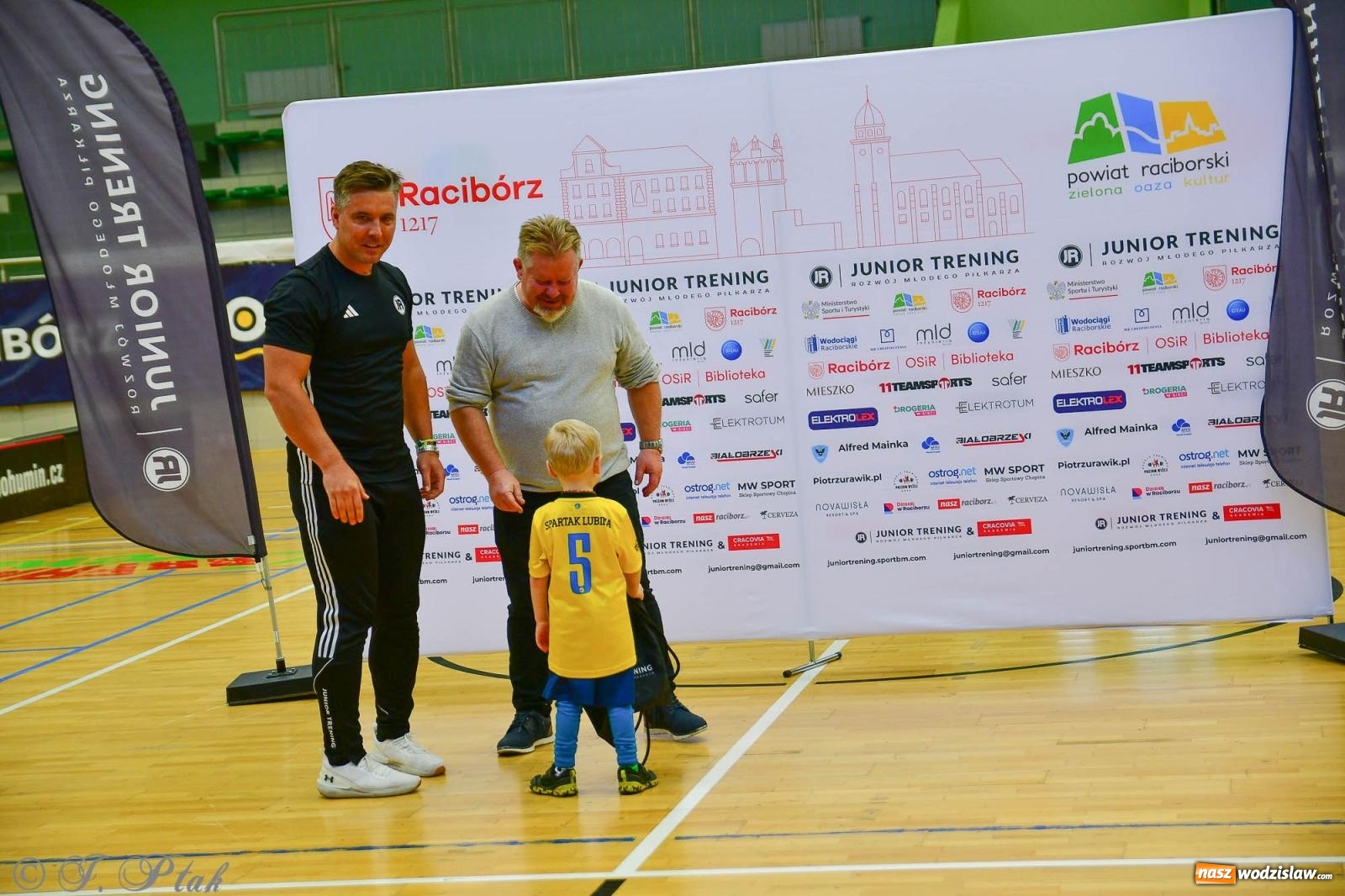 Zdjęcie w galerii na portalu naszwodzislaw.com: Junior Futsal Cup. Zmagania skrzatów z regionu w Raciborzu [FOTO] wiadomości z regionu