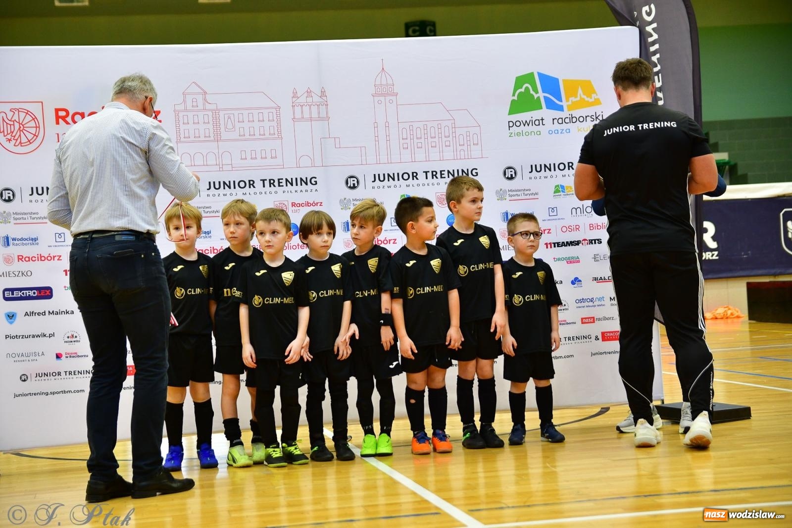 Zdjęcie w galerii na portalu naszwodzislaw.com: Junior Futsal Cup. Zmagania skrzatów z regionu w Raciborzu [FOTO] wiadomości z regionu