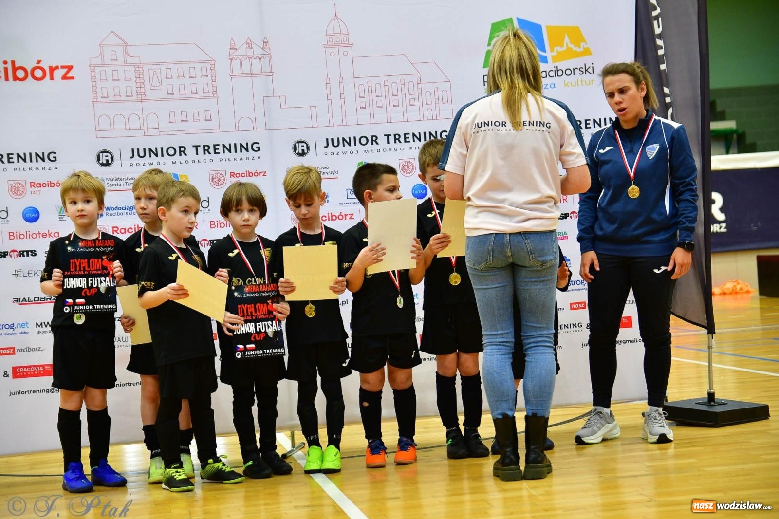Zdjęcie w galerii na portalu naszwodzislaw.com: Junior Futsal Cup. Zmagania skrzatów z regionu w Raciborzu [FOTO] wiadomości z regionu