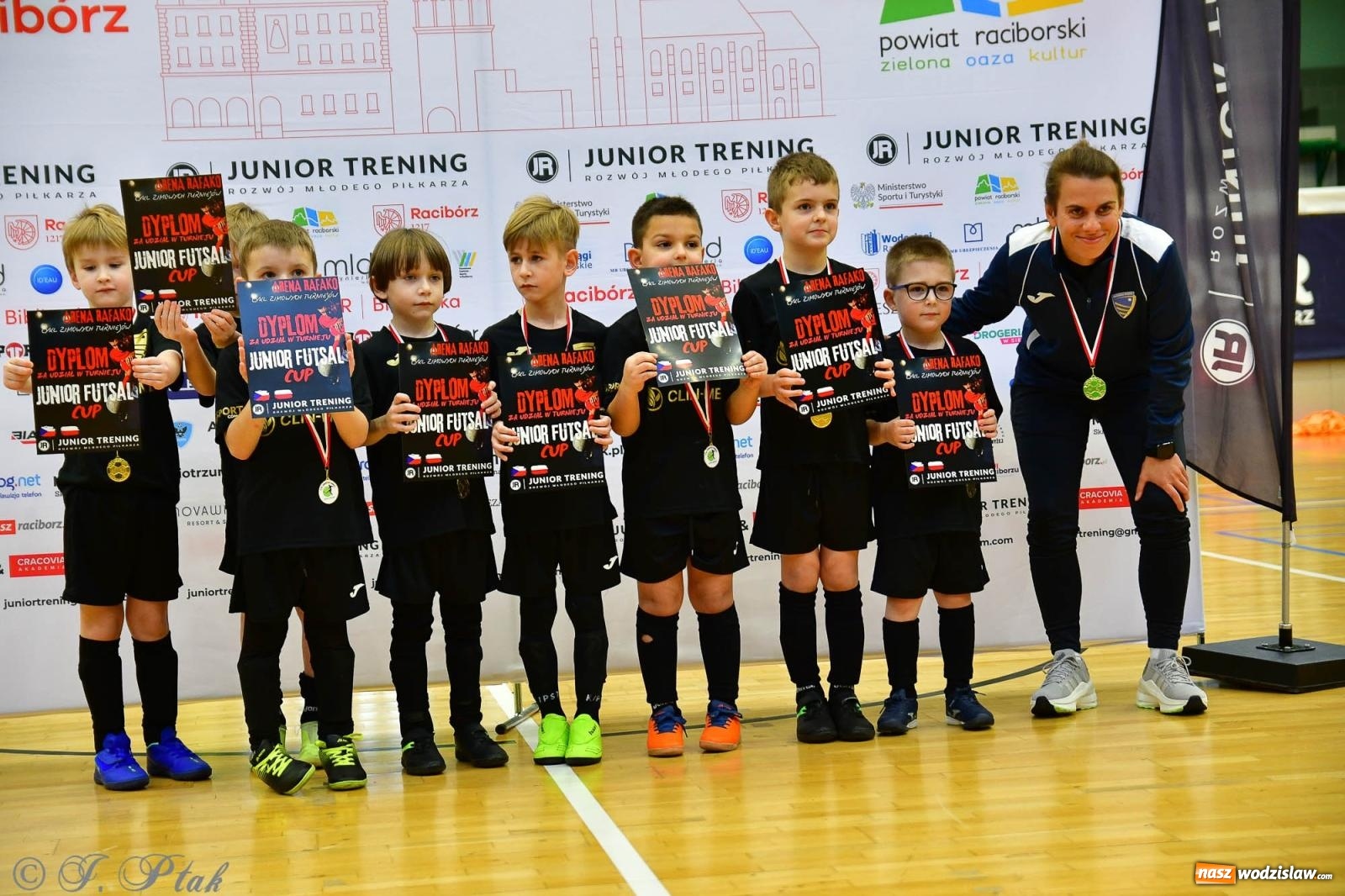 Zdjęcie w galerii na portalu naszwodzislaw.com: Junior Futsal Cup. Zmagania skrzatów z regionu w Raciborzu [FOTO] wiadomości z regionu
