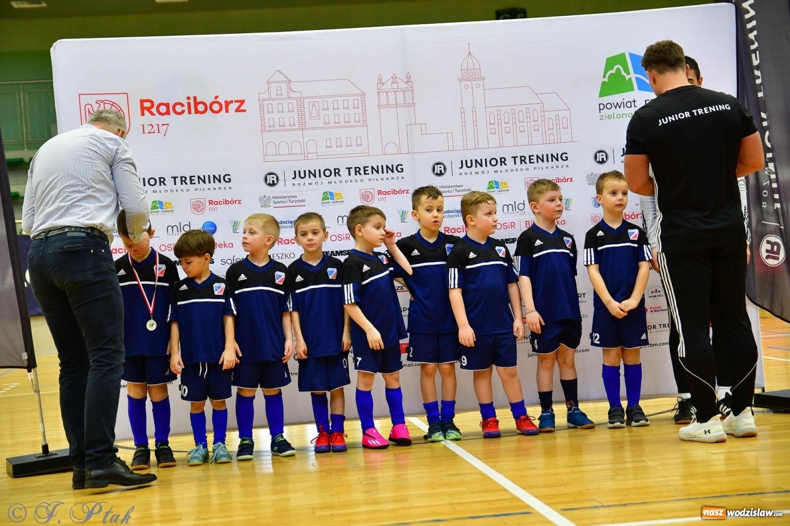 Zdjęcie w galerii na portalu naszwodzislaw.com: Junior Futsal Cup. Zmagania skrzatów z regionu w Raciborzu [FOTO] wiadomości z regionu