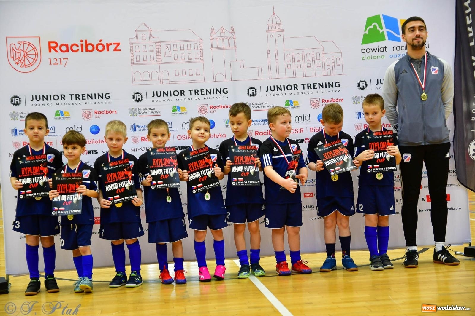 Zdjęcie w galerii na portalu naszwodzislaw.com: Junior Futsal Cup. Zmagania skrzatów z regionu w Raciborzu [FOTO] wiadomości z regionu