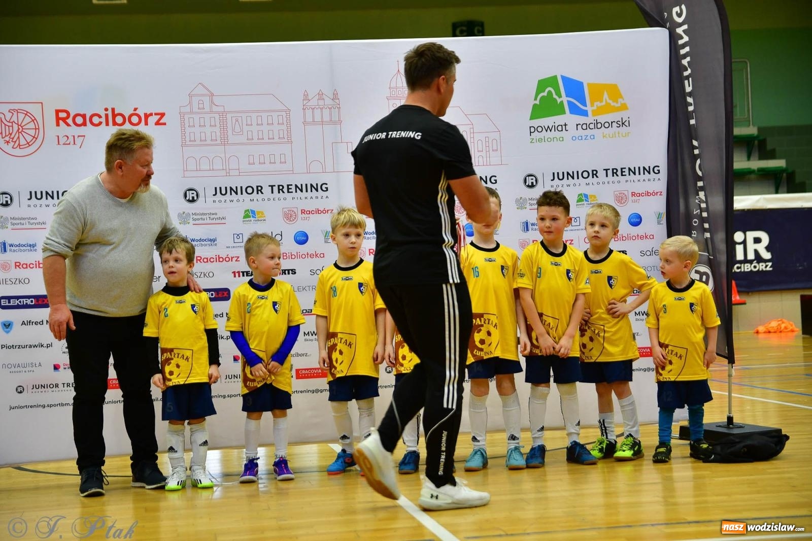 Zdjęcie w galerii na portalu naszwodzislaw.com: Junior Futsal Cup. Zmagania skrzatów z regionu w Raciborzu [FOTO] wiadomości z regionu