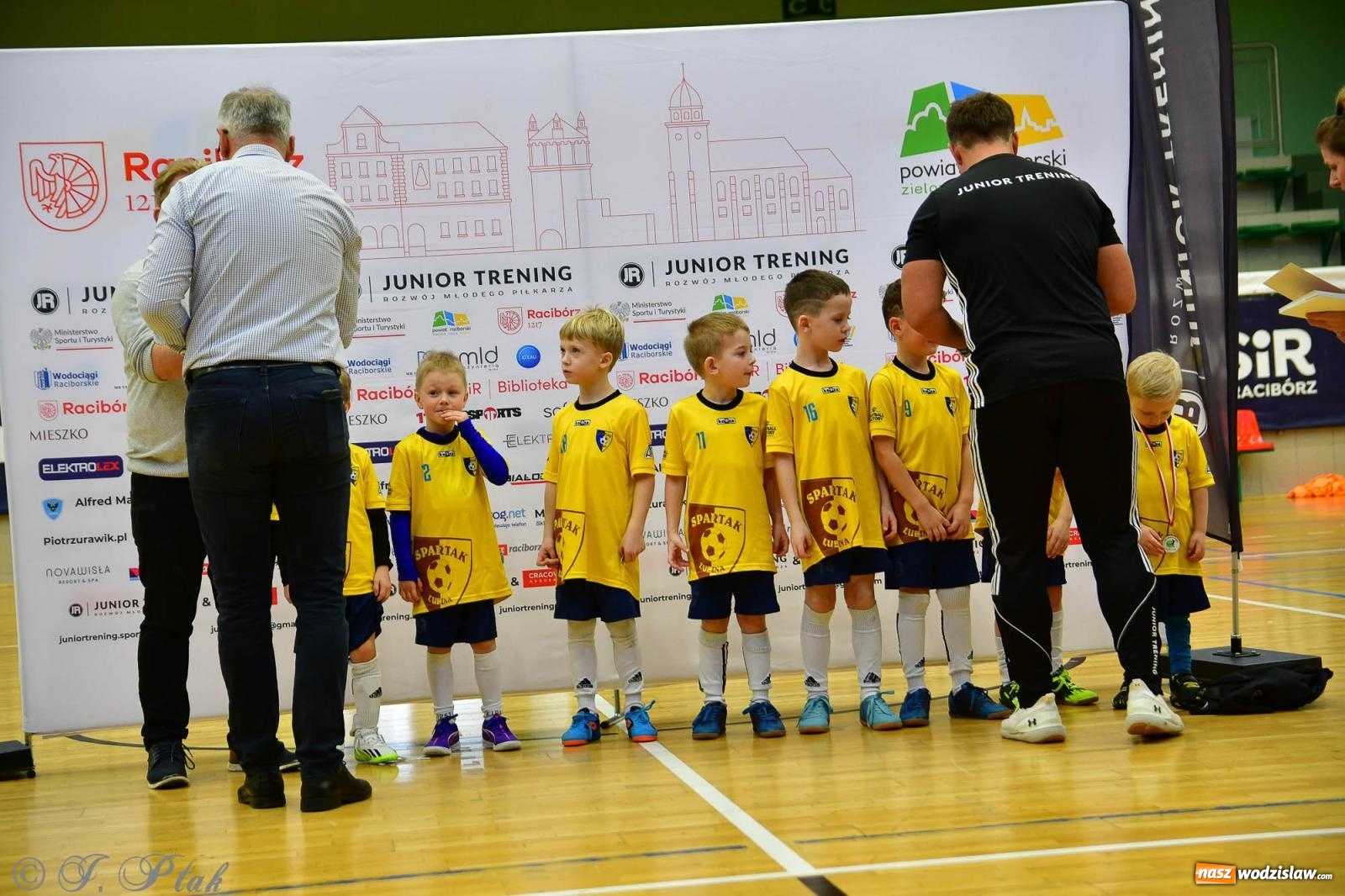 Zdjęcie w galerii na portalu naszwodzislaw.com: Junior Futsal Cup. Zmagania skrzatów z regionu w Raciborzu [FOTO] wiadomości z regionu