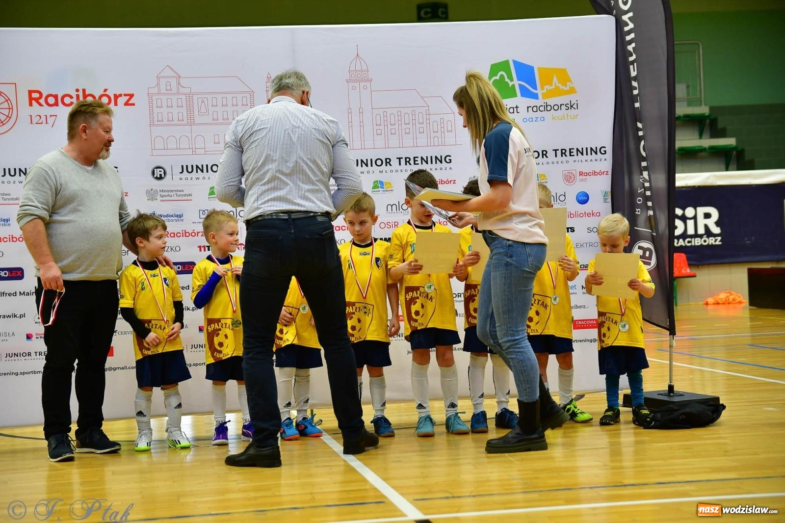 Zdjęcie w galerii na portalu naszwodzislaw.com: Junior Futsal Cup. Zmagania skrzatów z regionu w Raciborzu [FOTO] wiadomości z regionu