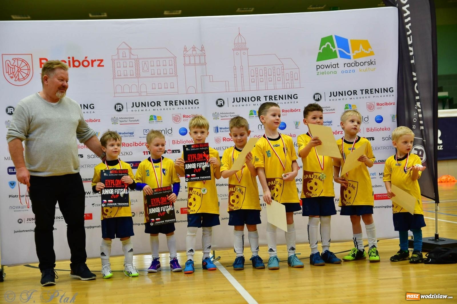 Zdjęcie w galerii na portalu naszwodzislaw.com: Junior Futsal Cup. Zmagania skrzatów z regionu w Raciborzu [FOTO] wiadomości z regionu