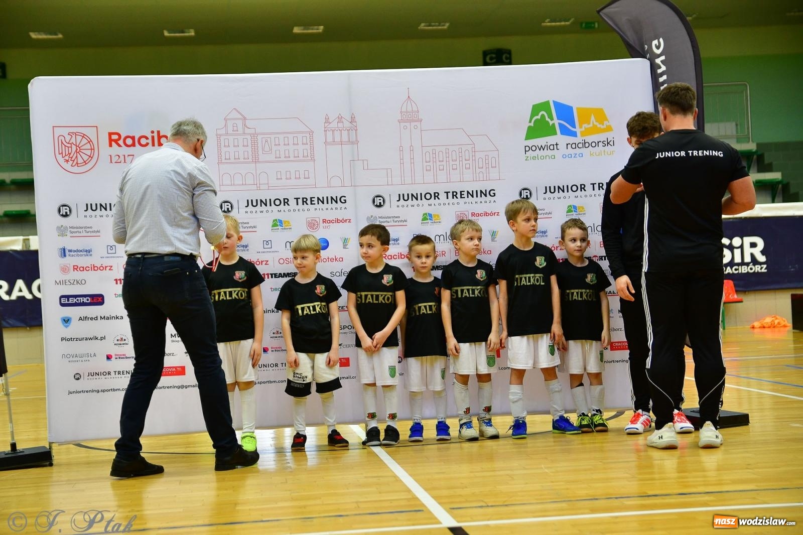 Zdjęcie w galerii na portalu naszwodzislaw.com: Junior Futsal Cup. Zmagania skrzatów z regionu w Raciborzu [FOTO] wiadomości z regionu