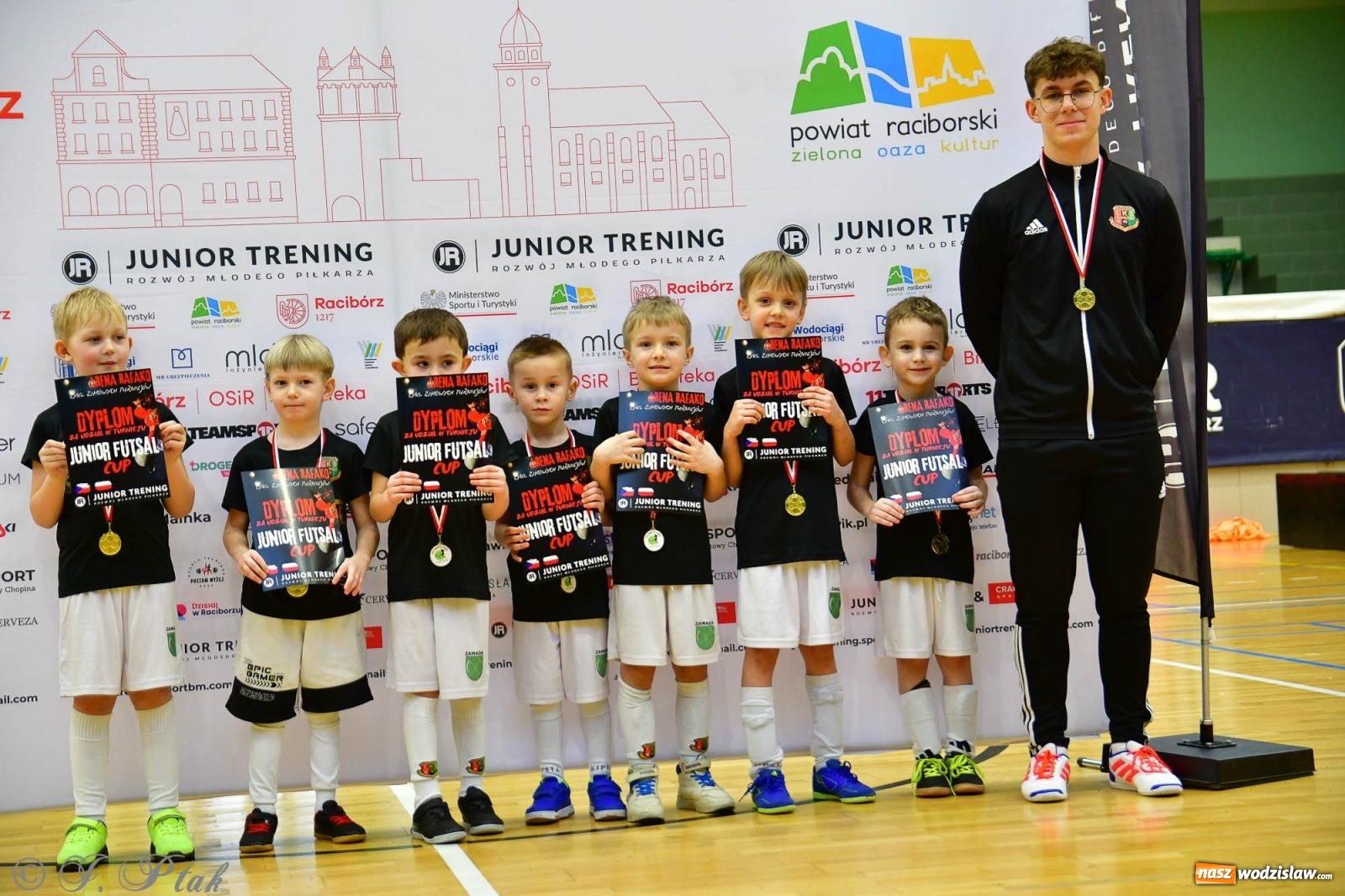 Zdjęcie w galerii na portalu naszwodzislaw.com: Junior Futsal Cup. Zmagania skrzatów z regionu w Raciborzu [FOTO] wiadomości z regionu