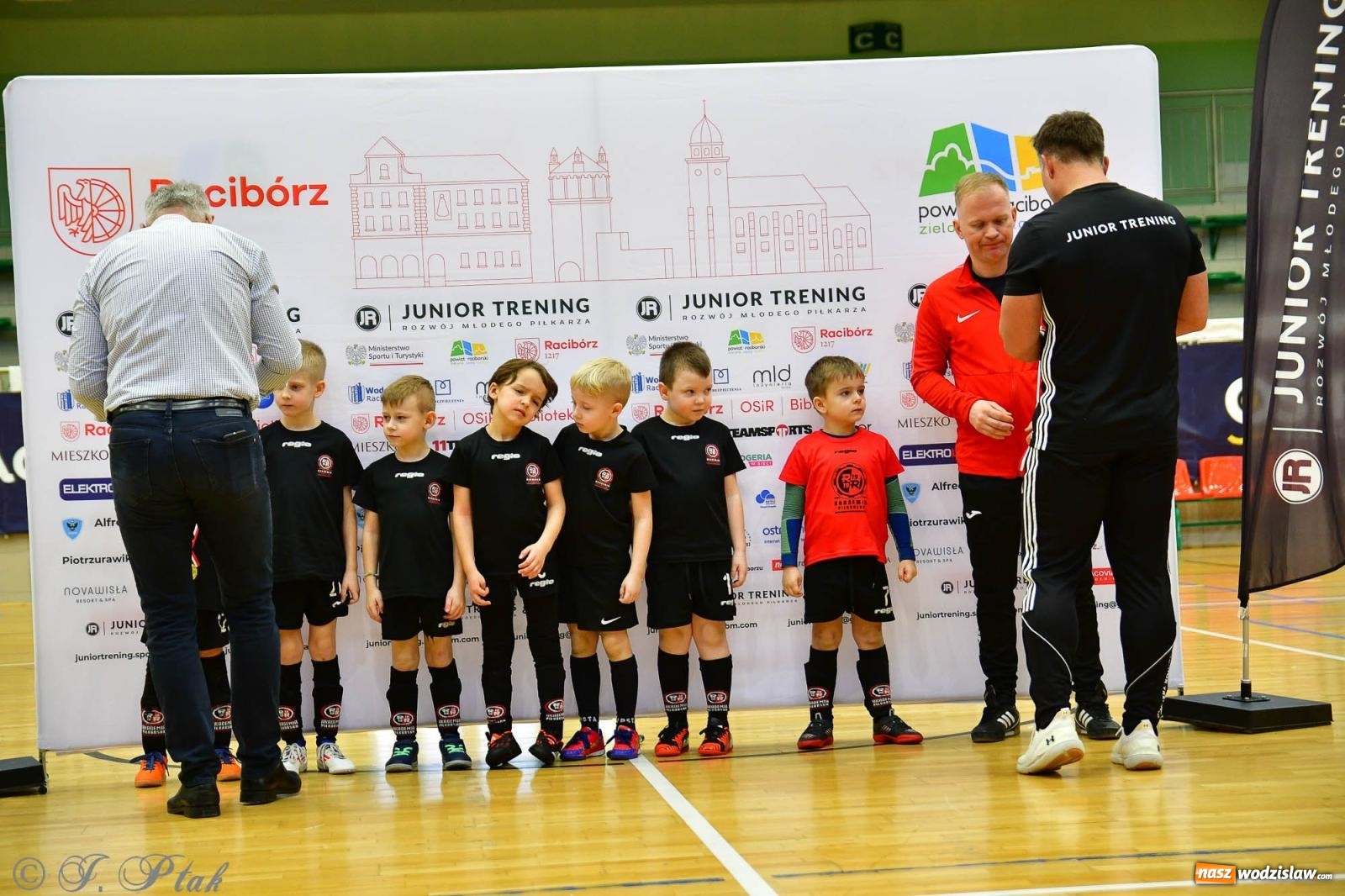 Zdjęcie w galerii na portalu naszwodzislaw.com: Junior Futsal Cup. Zmagania skrzatów z regionu w Raciborzu [FOTO] wiadomości z regionu