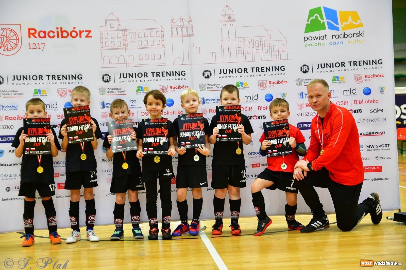 Zdjęcie w galerii na portalu naszwodzislaw.com: Junior Futsal Cup. Zmagania skrzatów z regionu w Raciborzu [FOTO] wiadomości z regionu