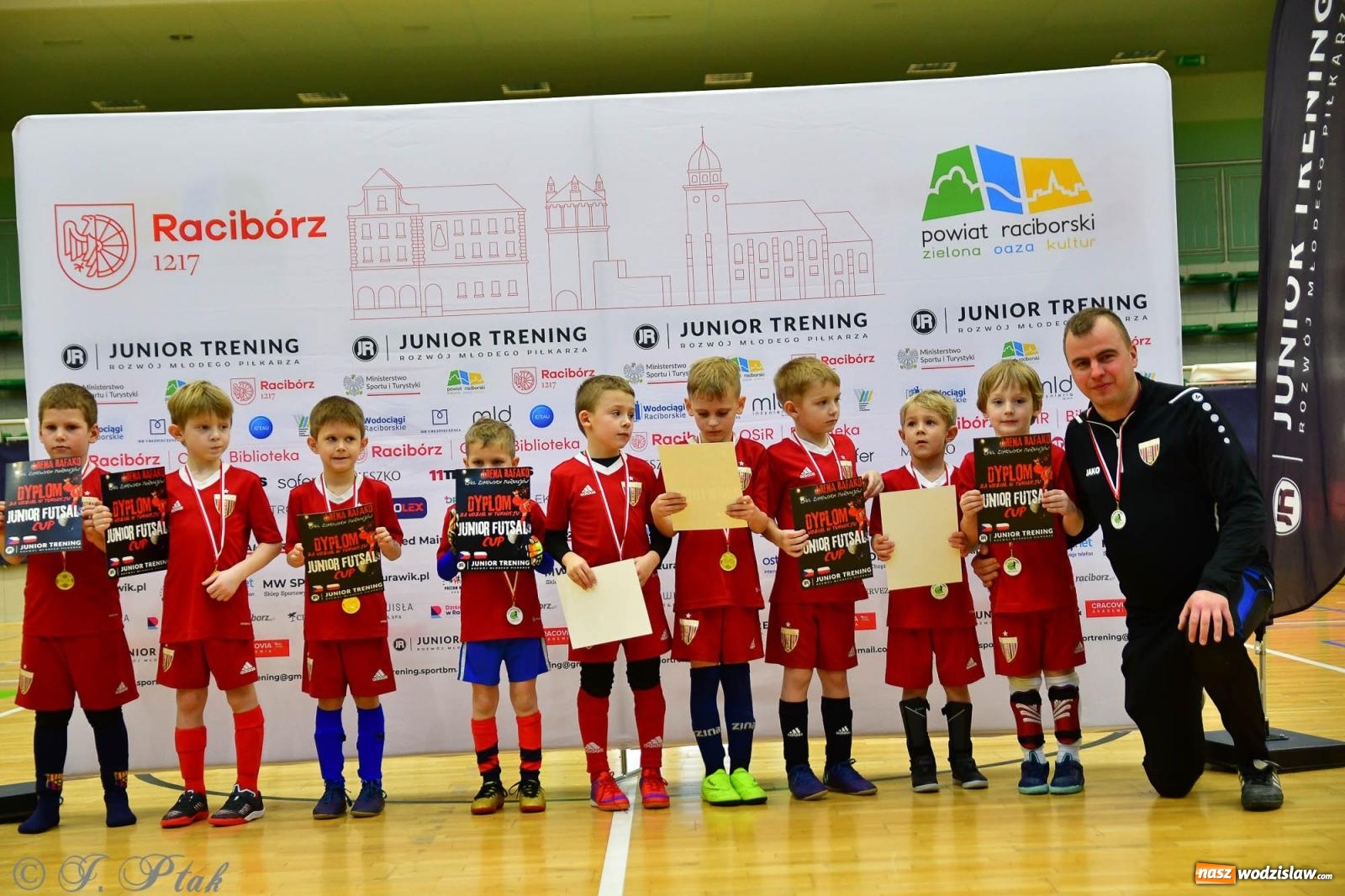 Zdjęcie w galerii na portalu naszwodzislaw.com: Junior Futsal Cup. Zmagania skrzatów z regionu w Raciborzu [FOTO] wiadomości z regionu