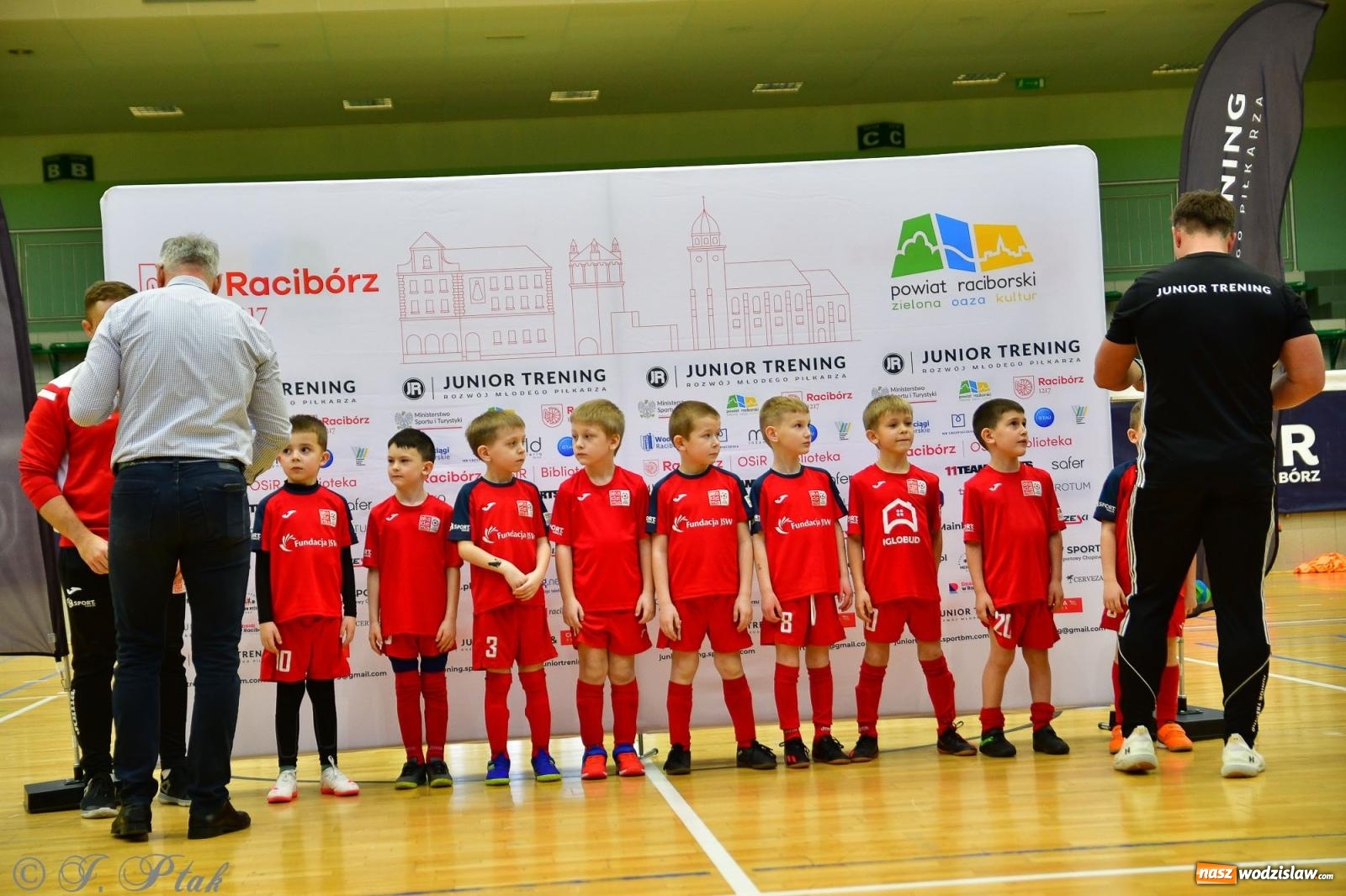 Zdjęcie w galerii na portalu naszwodzislaw.com: Junior Futsal Cup. Zmagania skrzatów z regionu w Raciborzu [FOTO] wiadomości z regionu