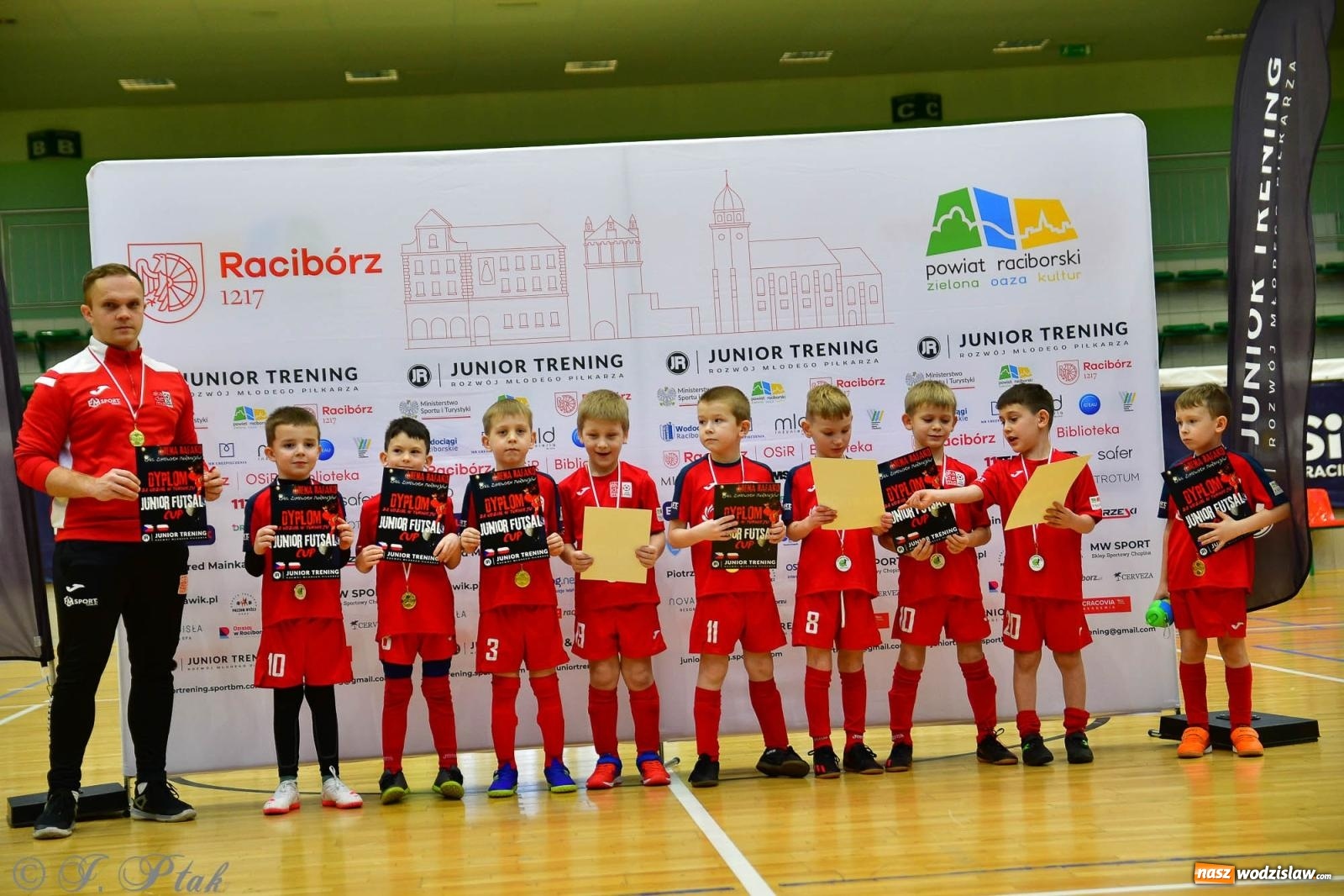 Zdjęcie w galerii na portalu naszwodzislaw.com: Junior Futsal Cup. Zmagania skrzatów z regionu w Raciborzu [FOTO] wiadomości z regionu