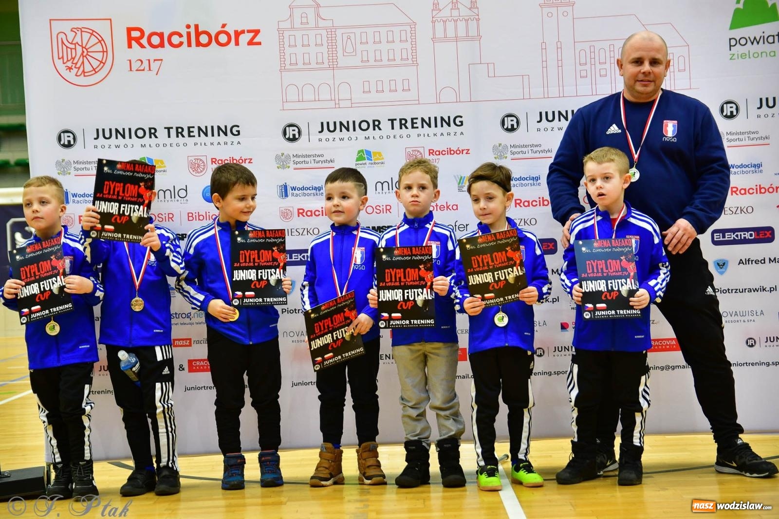 Zdjęcie w galerii na portalu naszwodzislaw.com: Junior Futsal Cup. Zmagania skrzatów z regionu w Raciborzu [FOTO] wiadomości z regionu