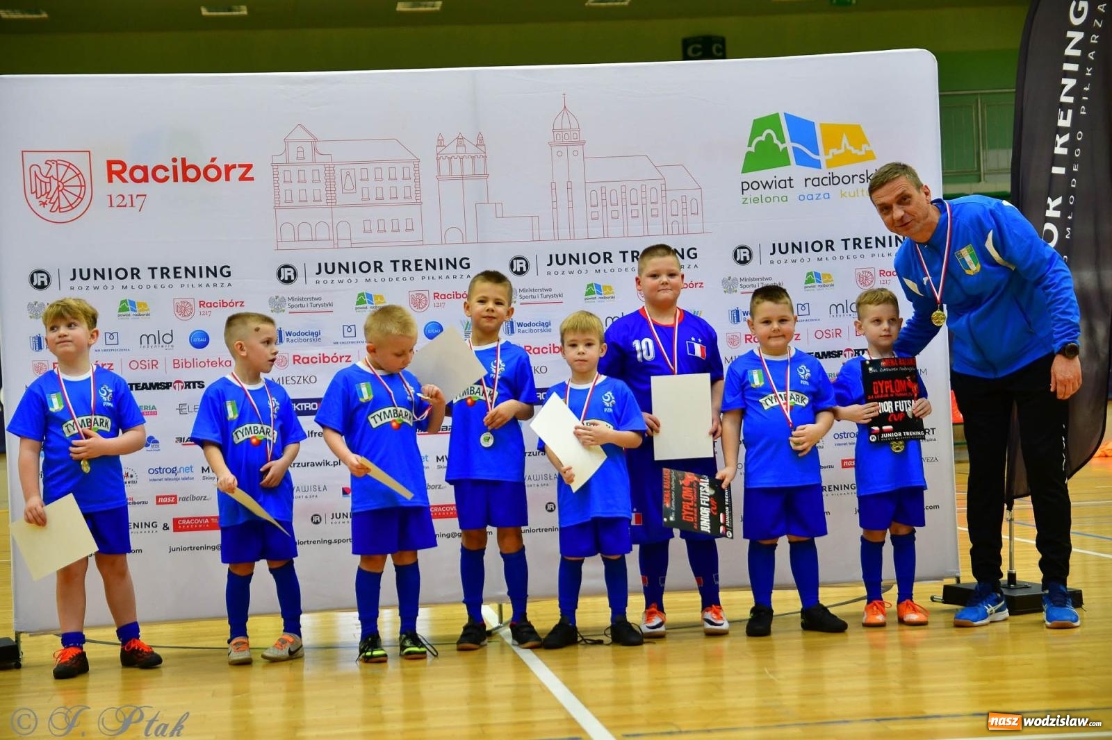 Zdjęcie w galerii na portalu naszwodzislaw.com: Junior Futsal Cup. Zmagania skrzatów z regionu w Raciborzu [FOTO] wiadomości z regionu