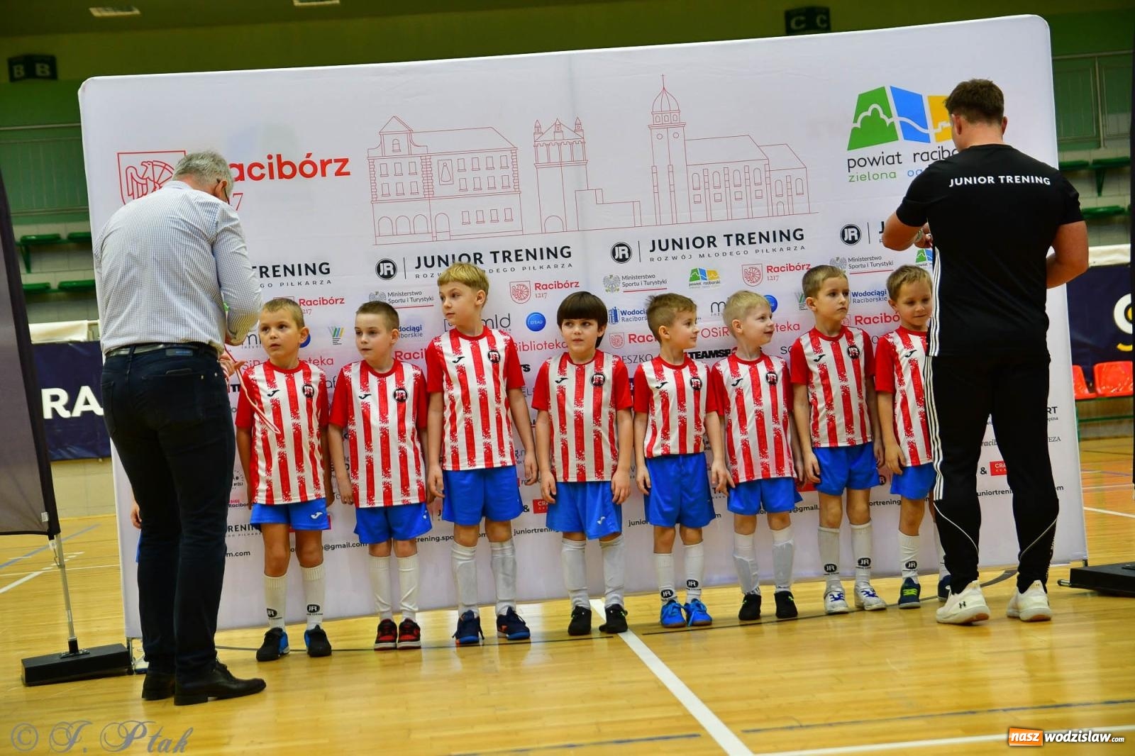 Zdjęcie w galerii na portalu naszwodzislaw.com: Junior Futsal Cup. Zmagania skrzatów z regionu w Raciborzu [FOTO] wiadomości z regionu