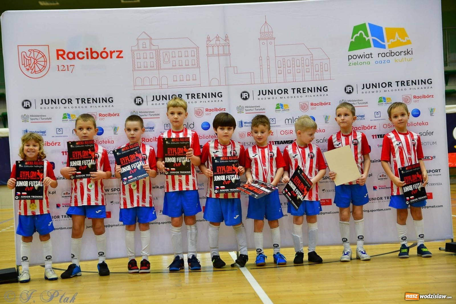 Zdjęcie w galerii na portalu naszwodzislaw.com: Junior Futsal Cup. Zmagania skrzatów z regionu w Raciborzu [FOTO] wiadomości z regionu
