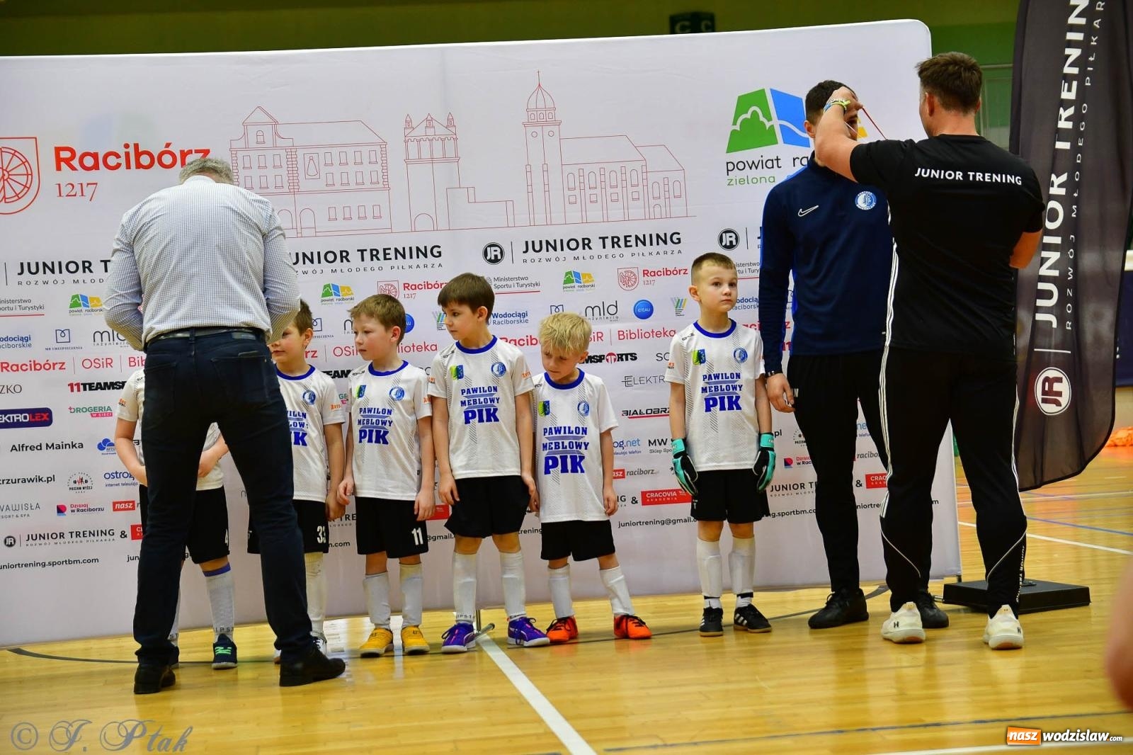 Zdjęcie w galerii na portalu naszwodzislaw.com: Junior Futsal Cup. Zmagania skrzatów z regionu w Raciborzu [FOTO] wiadomości z regionu