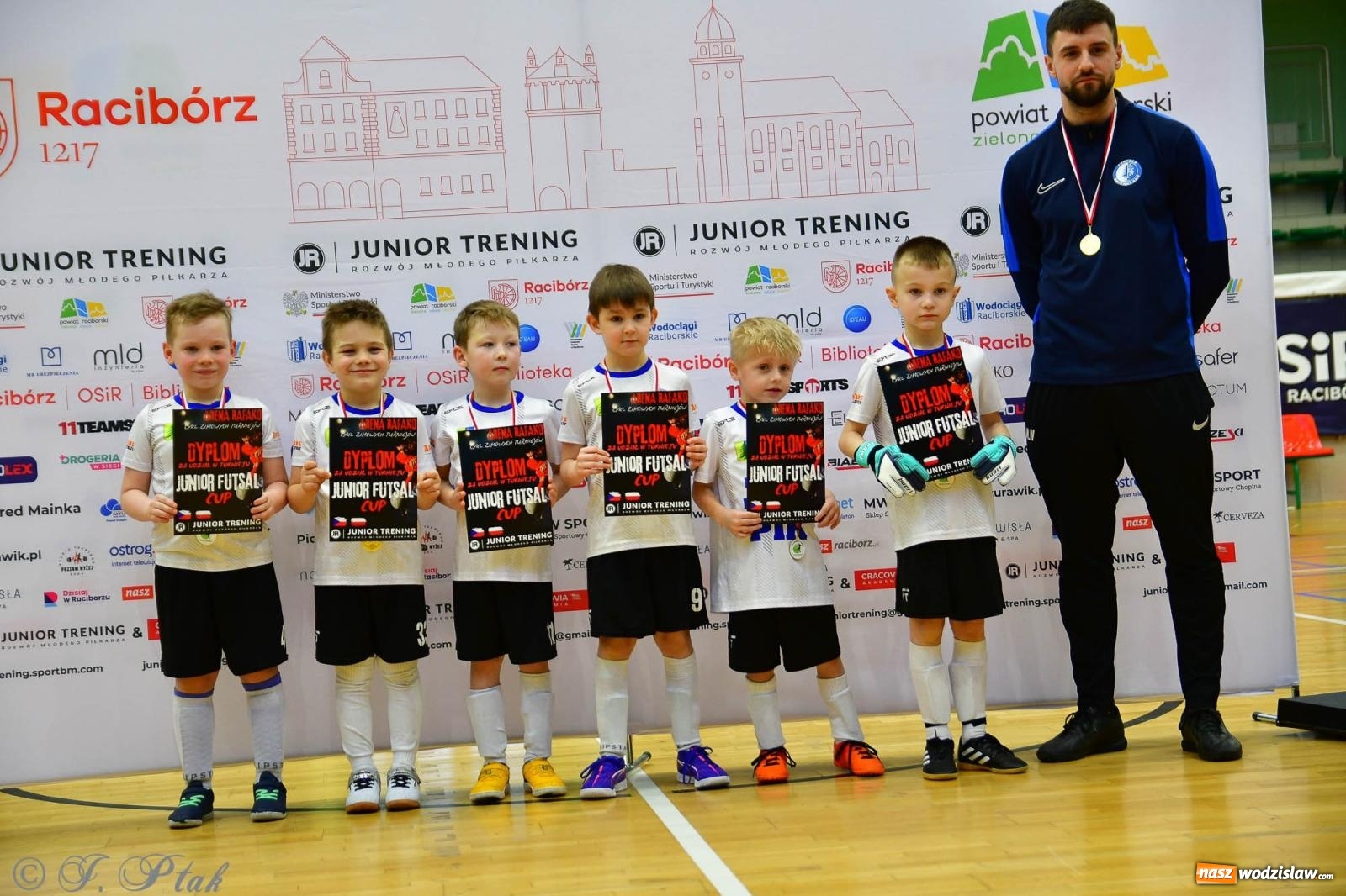 Zdjęcie w galerii na portalu naszwodzislaw.com: Junior Futsal Cup. Zmagania skrzatów z regionu w Raciborzu [FOTO] wiadomości z regionu