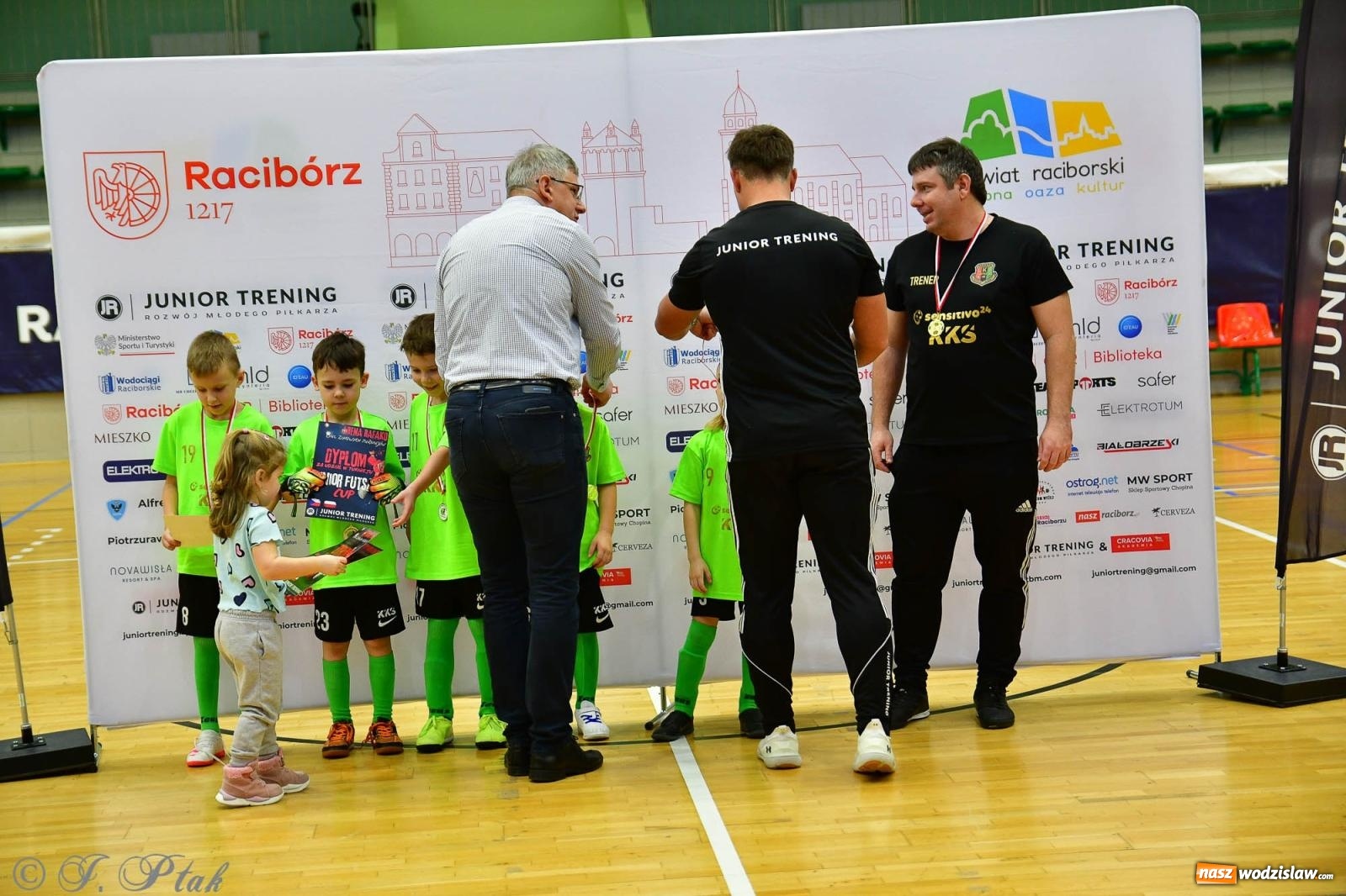 Zdjęcie w galerii na portalu naszwodzislaw.com: Junior Futsal Cup. Zmagania skrzatów z regionu w Raciborzu [FOTO] wiadomości z regionu