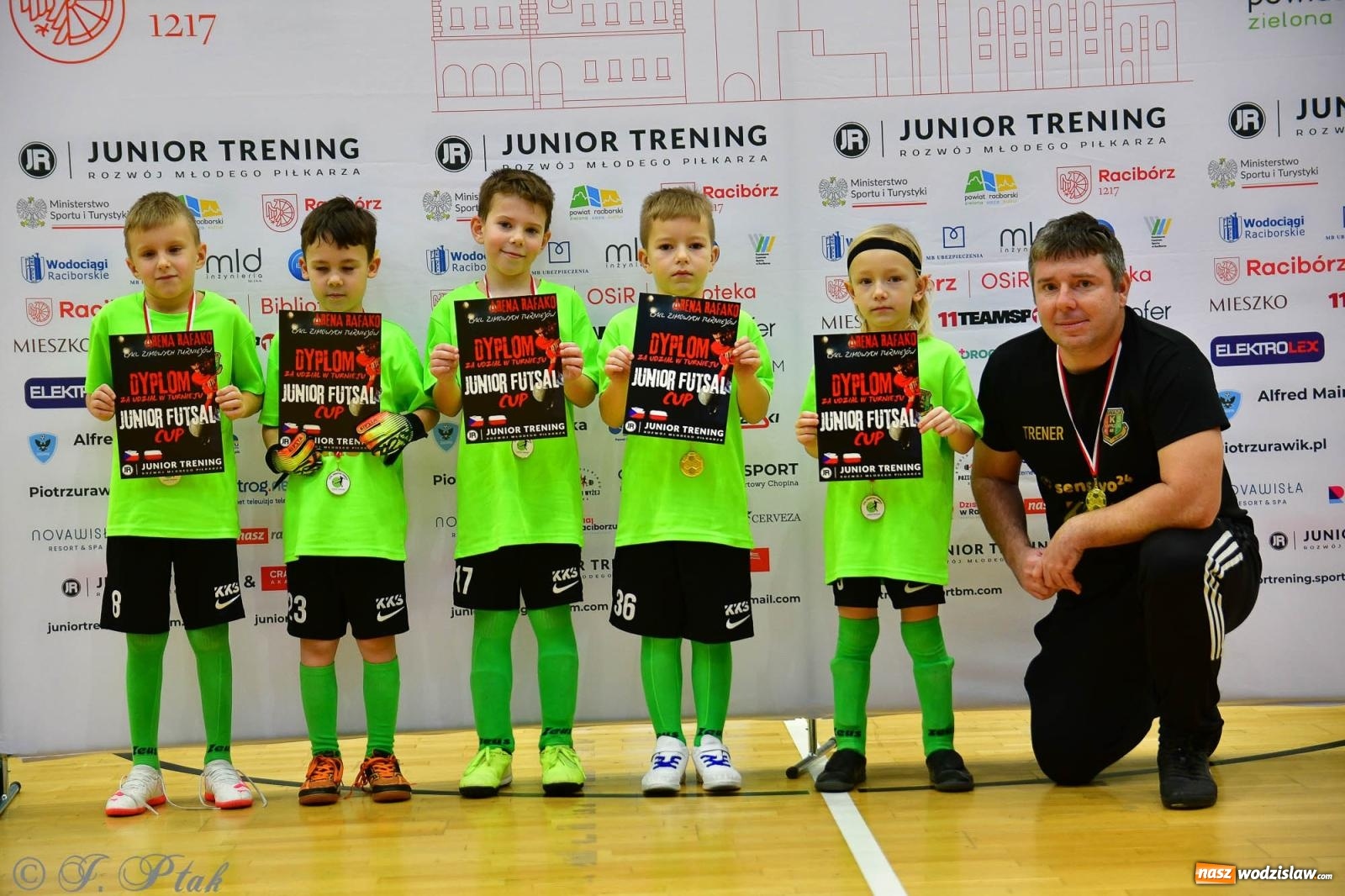 Zdjęcie w galerii na portalu naszwodzislaw.com: Junior Futsal Cup. Zmagania skrzatów z regionu w Raciborzu [FOTO] wiadomości z regionu