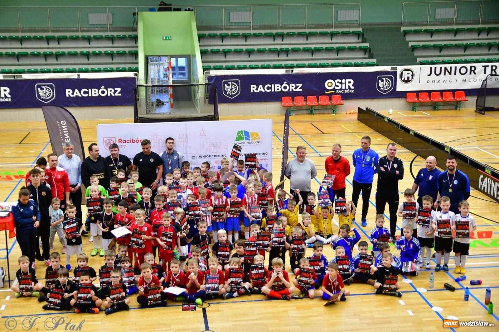 Zdjęcie w galerii na portalu naszwodzislaw.com: Junior Futsal Cup. Zmagania skrzatów z regionu w Raciborzu [FOTO] wiadomości z regionu