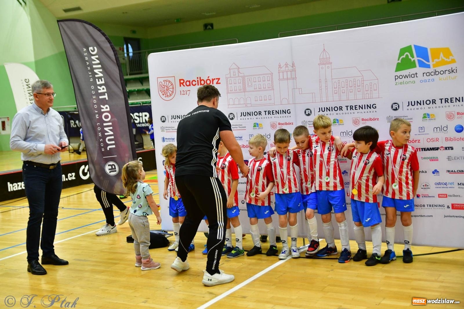 Zdjęcie w galerii na portalu naszwodzislaw.com: Junior Futsal Cup. Zmagania skrzatów z regionu w Raciborzu [FOTO] wiadomości z regionu