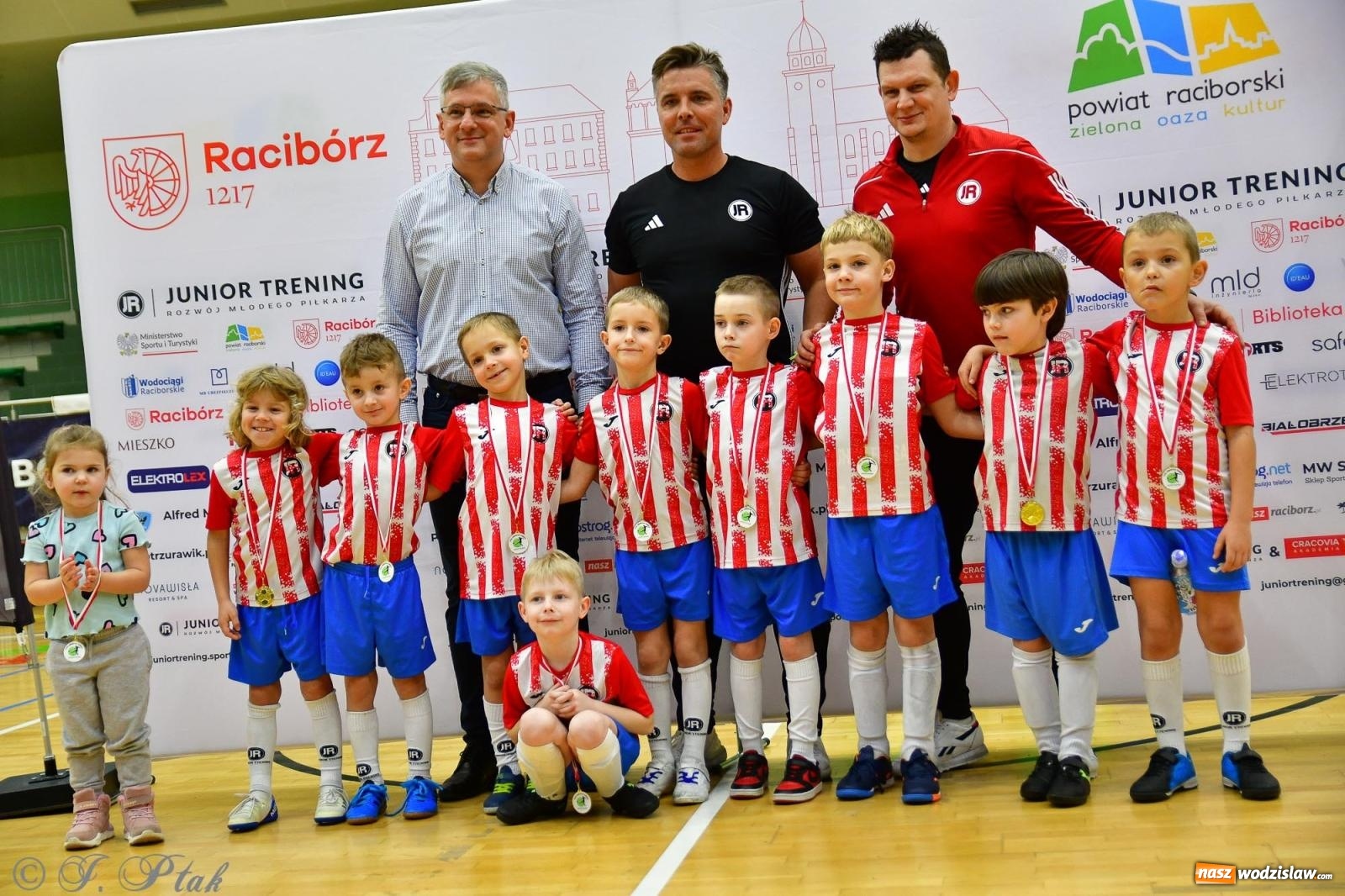 Zdjęcie w galerii na portalu naszwodzislaw.com: Junior Futsal Cup. Zmagania skrzatów z regionu w Raciborzu [FOTO] wiadomości z regionu